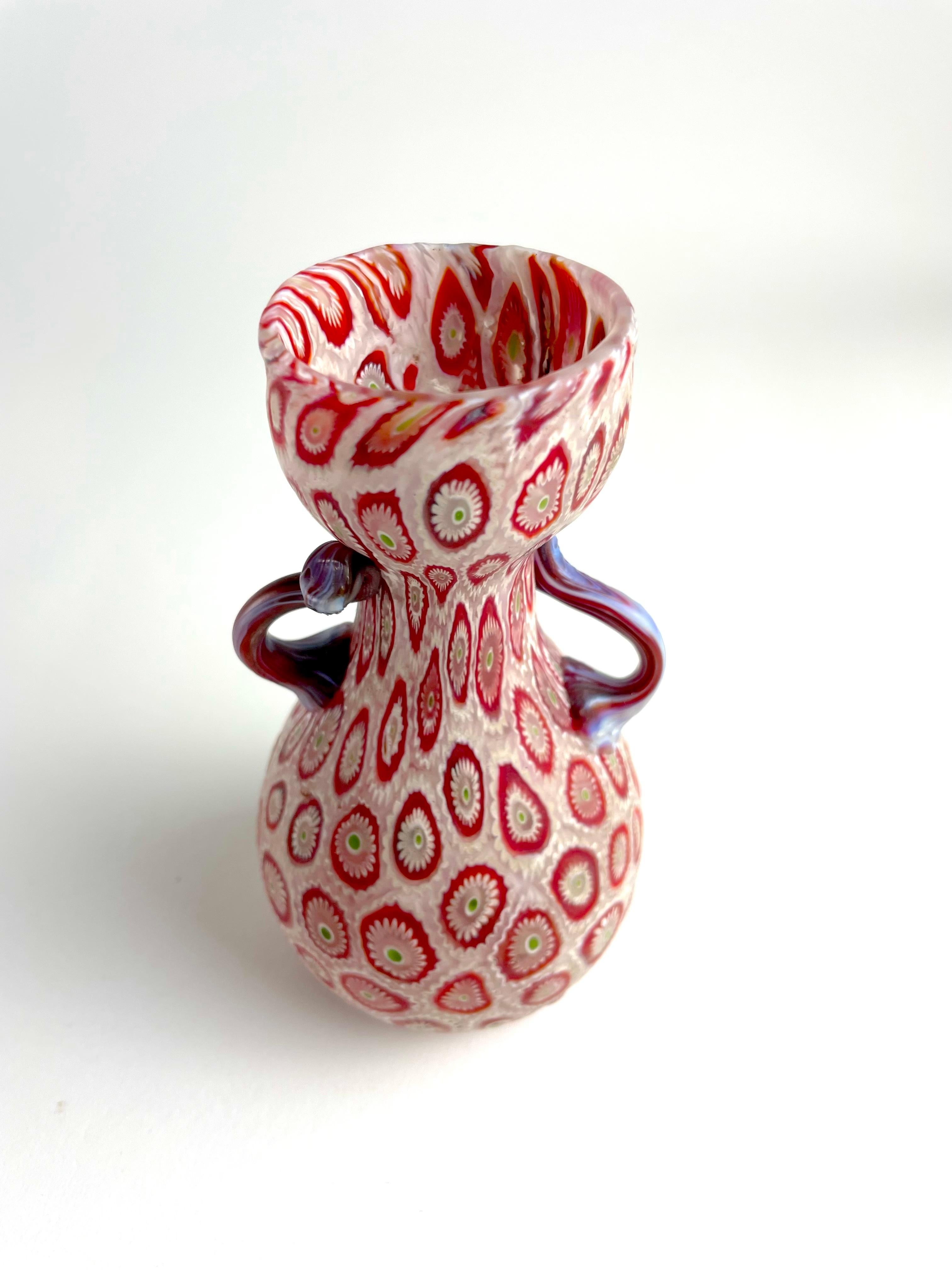 Versetzen Sie sich mit der Vase Millefiori Murrina von Fratelli Toso in die Vergangenheit. Dieses klassische Design stammt aus den 50er Jahren und zeigt die echte Handwerkskunst, die Fratelli Toso berühmt gemacht hat. Jedes Stück wird in