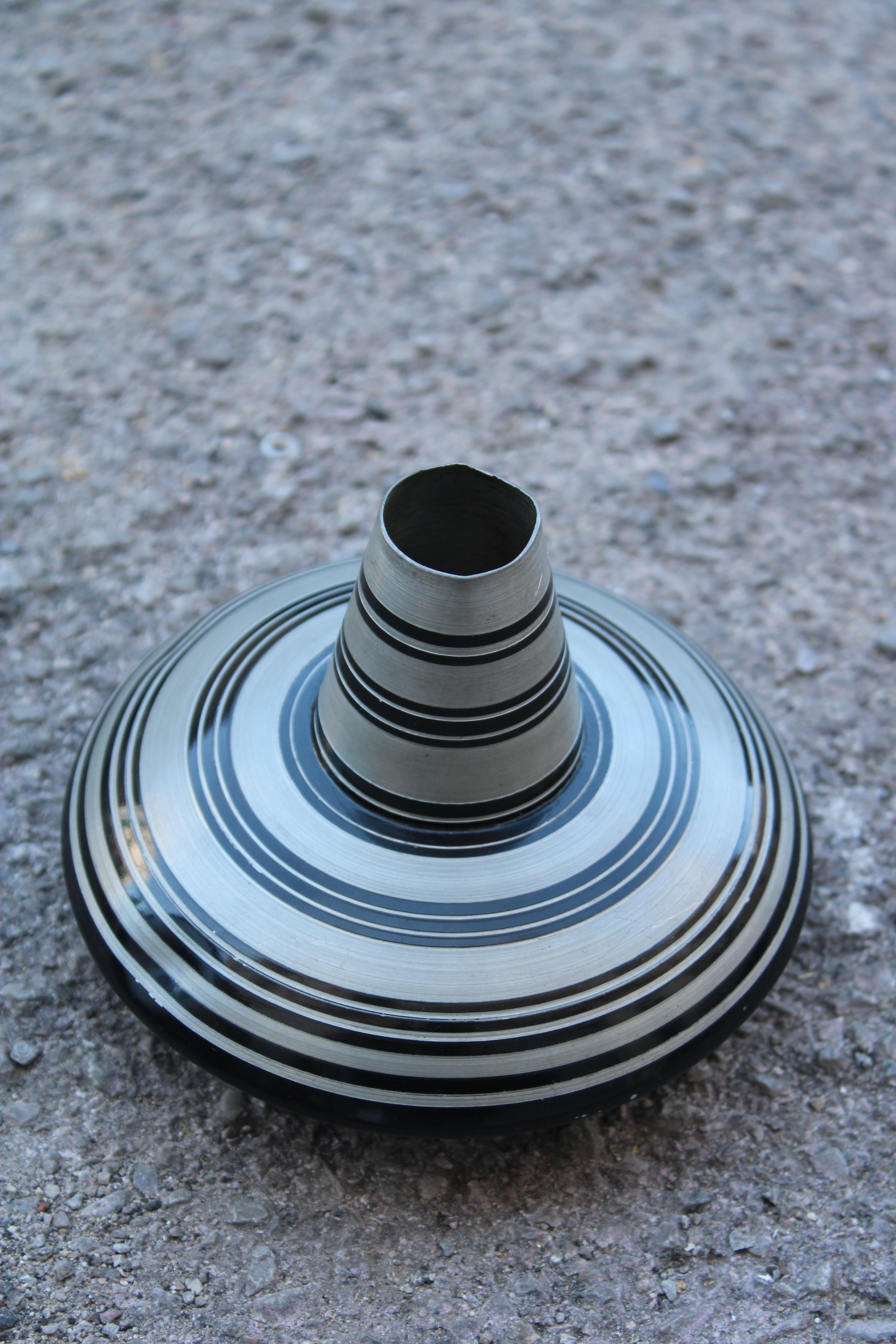 Italian Vaso in peltro con righe nere circolari Sottsass Style 1970 in vendita