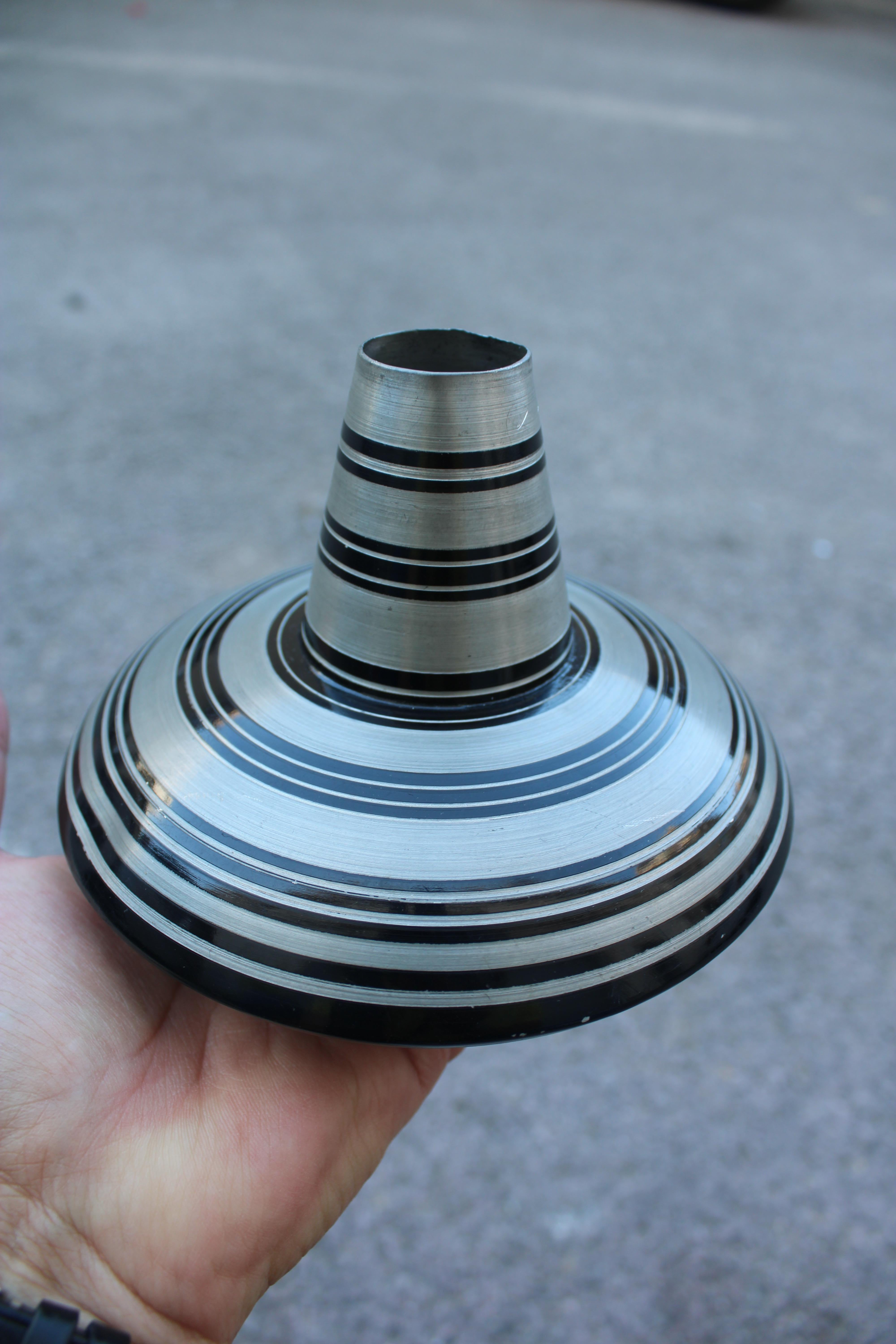 Vaso in peltro con righe nere circolari Sottsass Style 1970 In condizioni buone in vendita a Palermo, Sicily