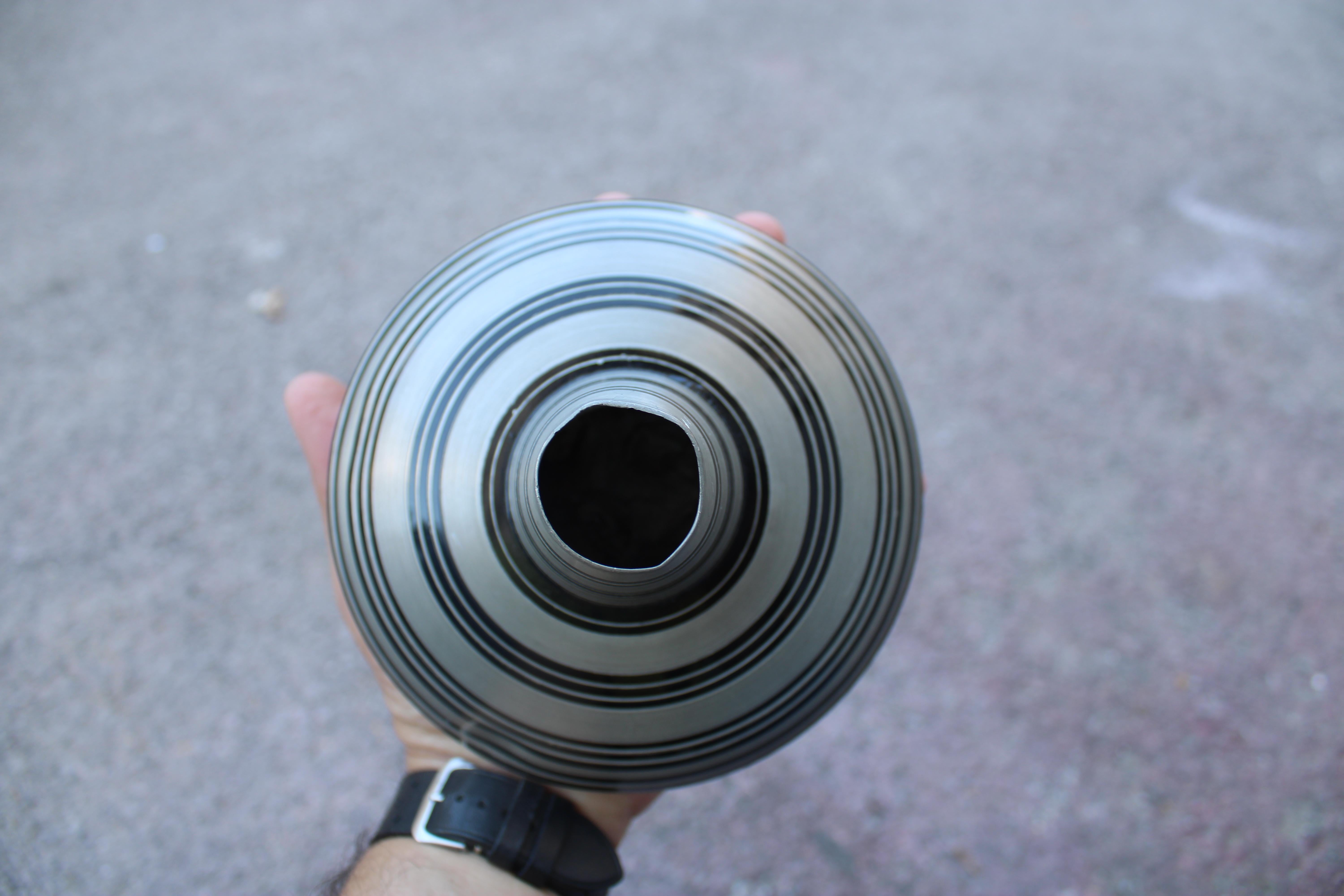 Vaso in peltro con righe nere circolari Sottsass Style 1970 in vendita 3