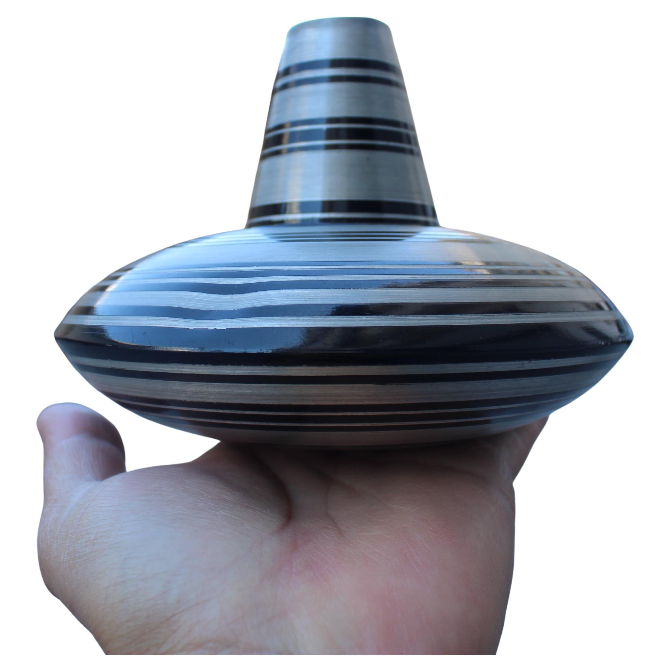 Vaso in peltro con righe nere circolari Sottsass Style 1970 in vendita