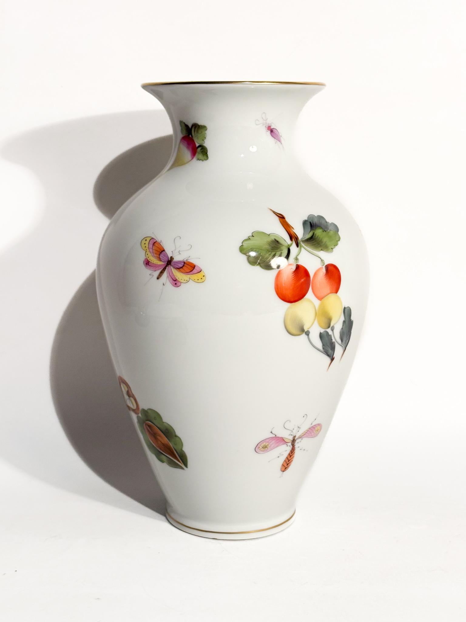 Vaso in porcellana di Herend dipinto a mano, decoro Market Garden, realizzato negli anni '80

Ø cm 15 h cm 23

Le porcellane Herend sono tra le più prestigiose e ricercate al Mondo. Prodotto in Ungheria dal 1826, Herend è noto per la sua qualità