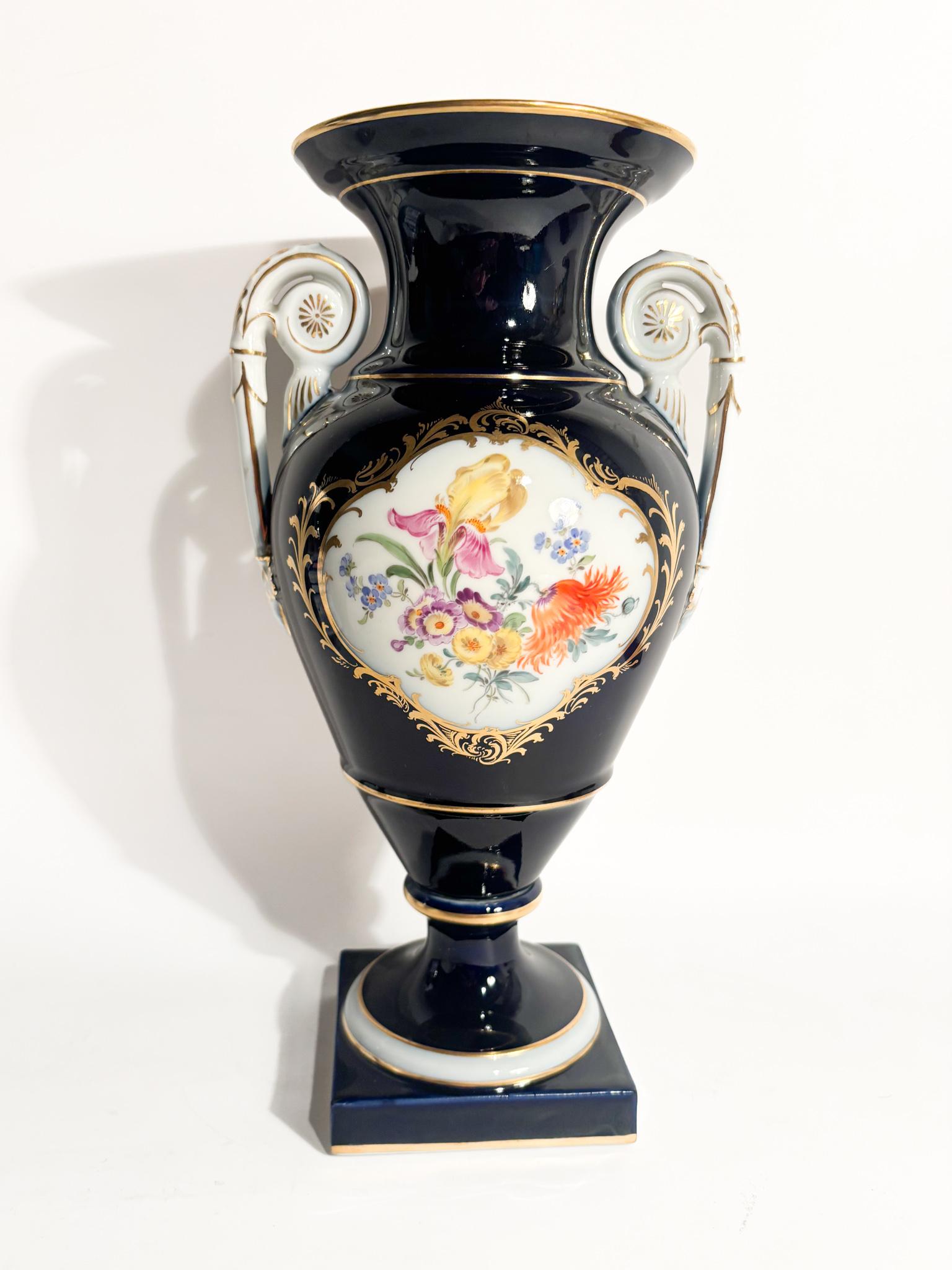 Vaso in porcellana di Meissen blu cobalto, oro e policromia, realizzato nel XIX Secolo

Ø cm 14 h cm 30

La porcellana di Meissen è considerata uno dei primi e più pregiati esempi di porcellana europea. Nata nel 1710 a Meissen, in Germania, questa