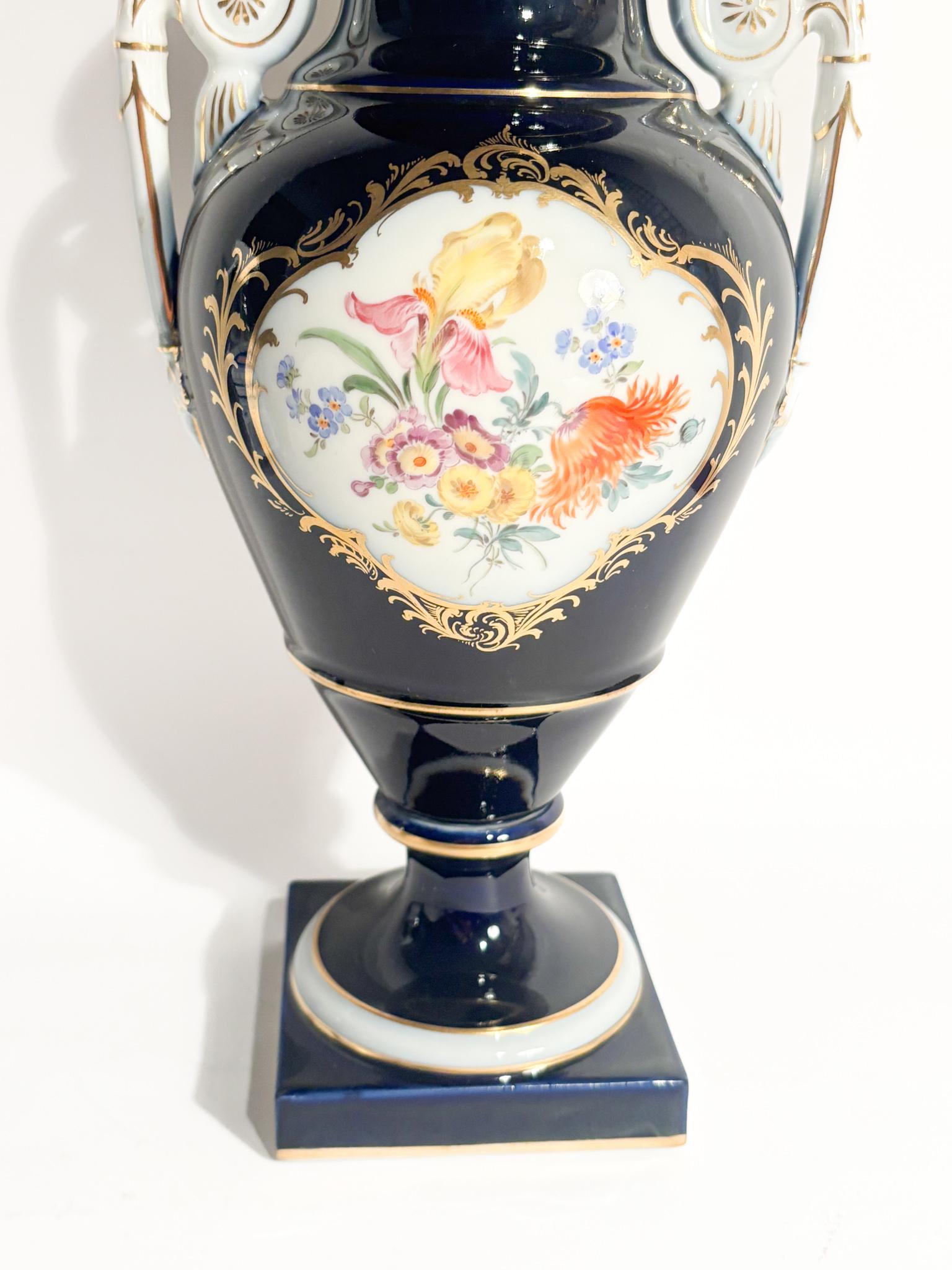 Tedesco Vaso in Porcellana di Meissen Blu Cobalto Oro e Policromia del 1800 in vendita