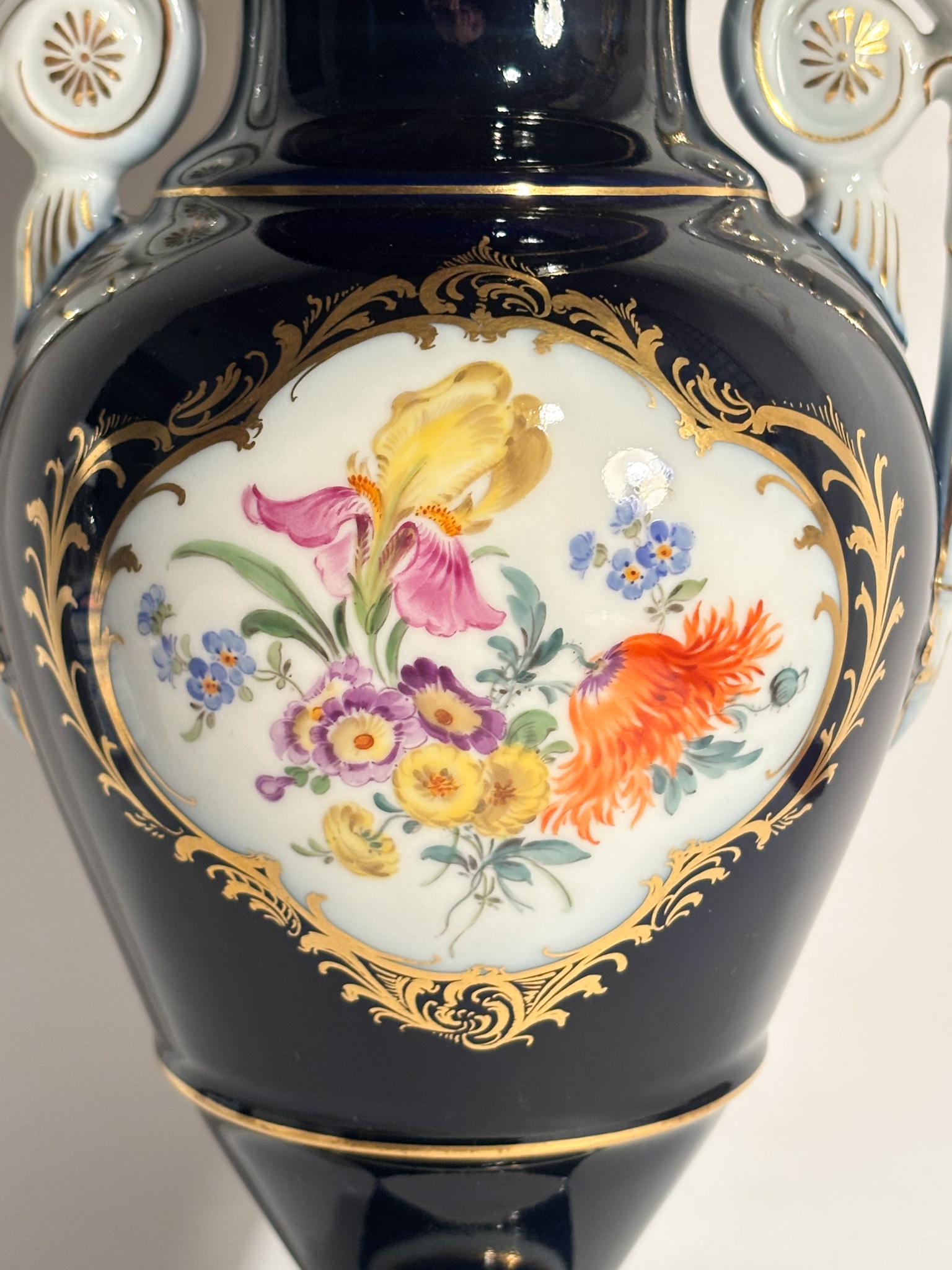 Vaso in Porcellana di Meissen Blu Cobalto Oro e Policromia del 1800 In condizioni buone in vendita a Milano, MI