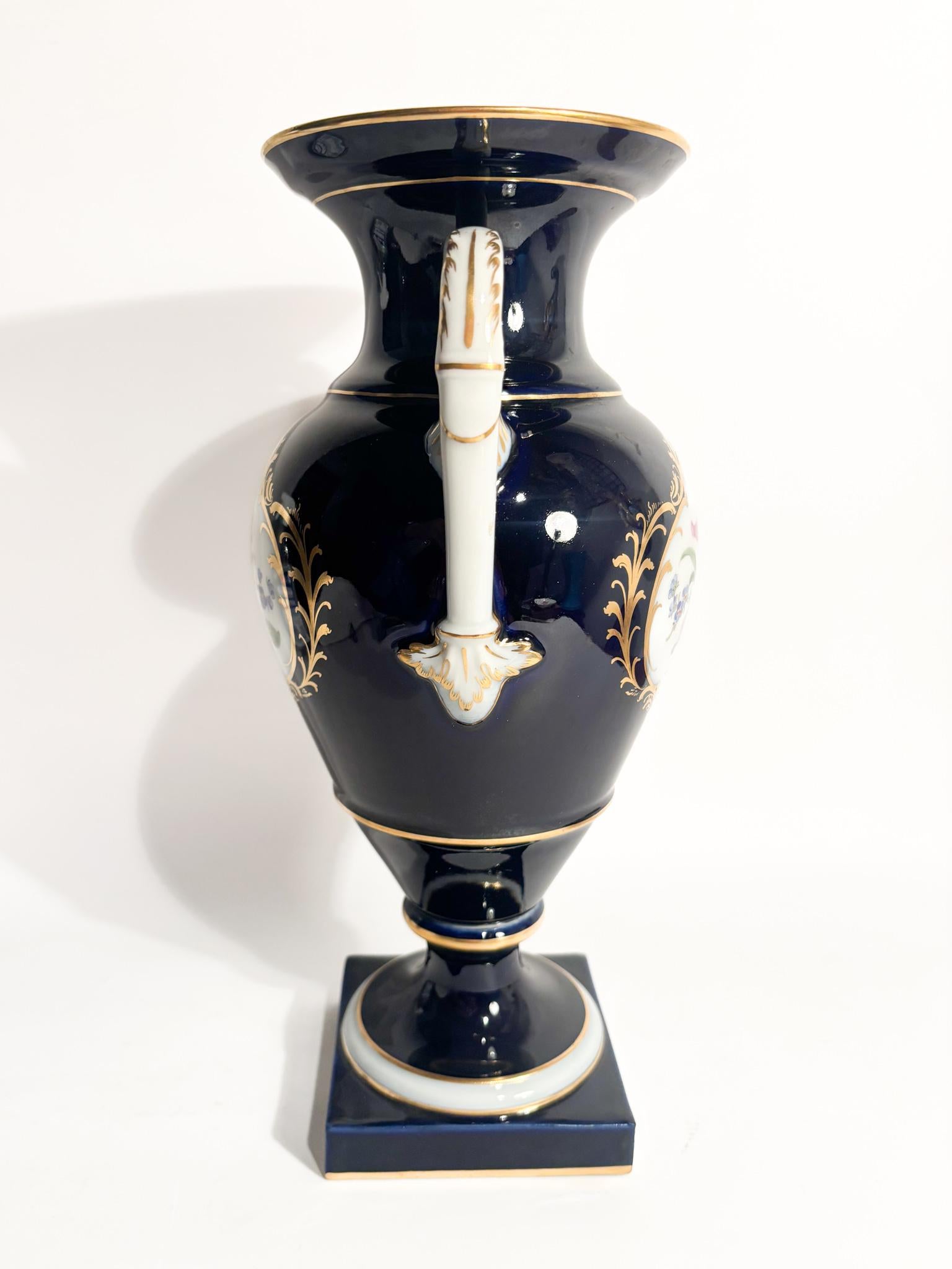 Fine XIX secolo Vaso in Porcellana di Meissen Blu Cobalto Oro e Policromia del 1800 in vendita