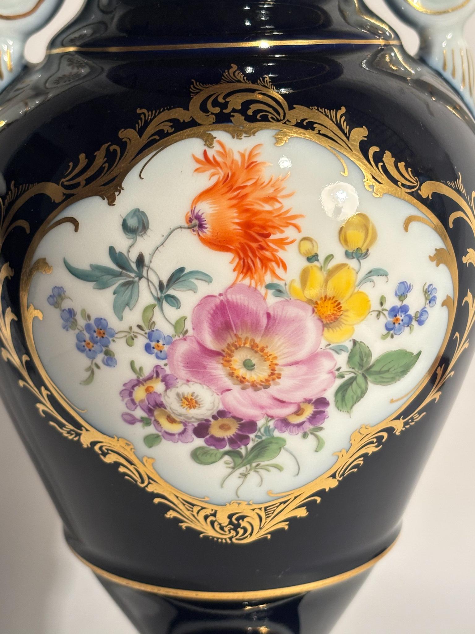 Vaso in Porcellana di Meissen Blu Cobalto Oro e Policromia del 1800 in vendita 1