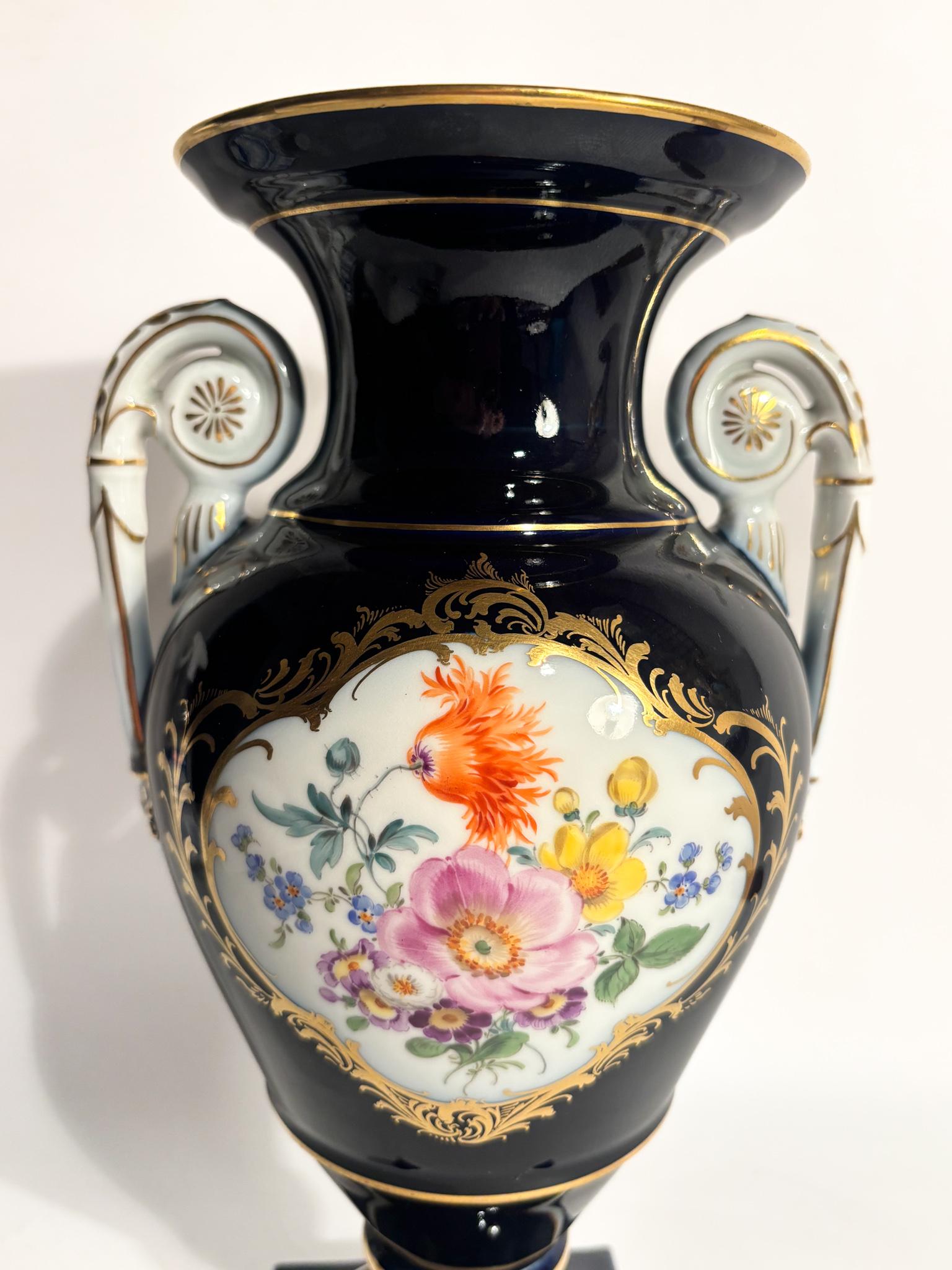 Vaso in Porcellana di Meissen Blu Cobalto Oro e Policromia del 1800 in vendita 3