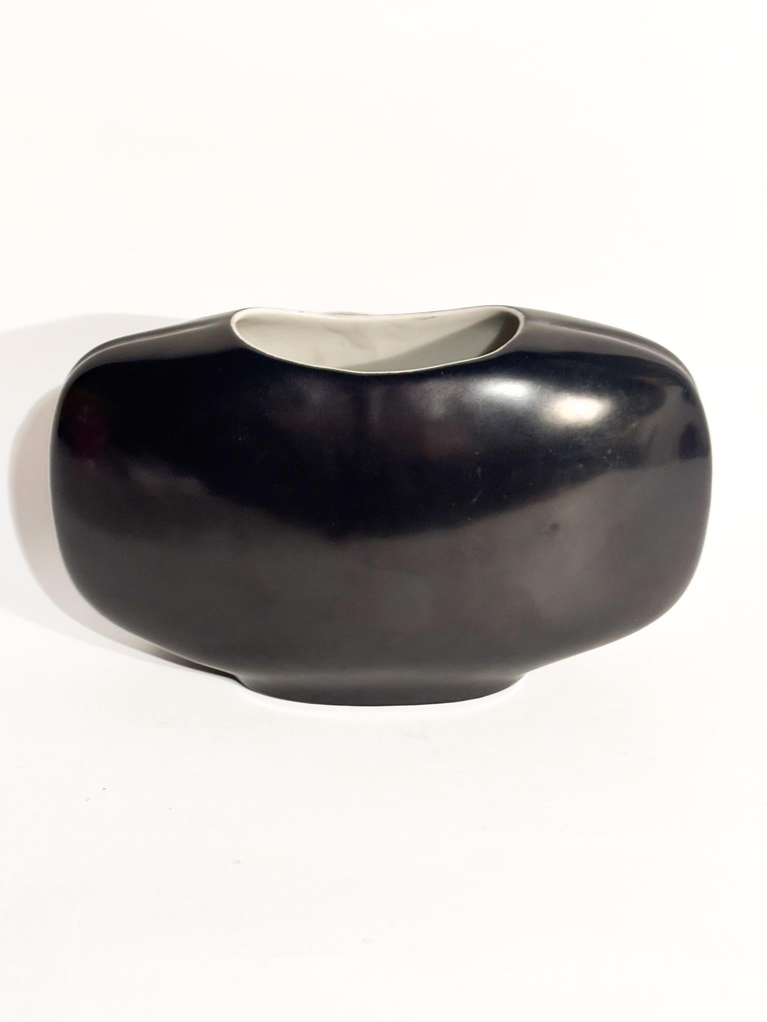 Vaso de porcelana sumergido a mano, realizado por C.A.B. Firenze en los años sesenta.

Ø cm 20 Ø cm 8 h cm 13

La marca C.A.B. Firenze (también conocida como 