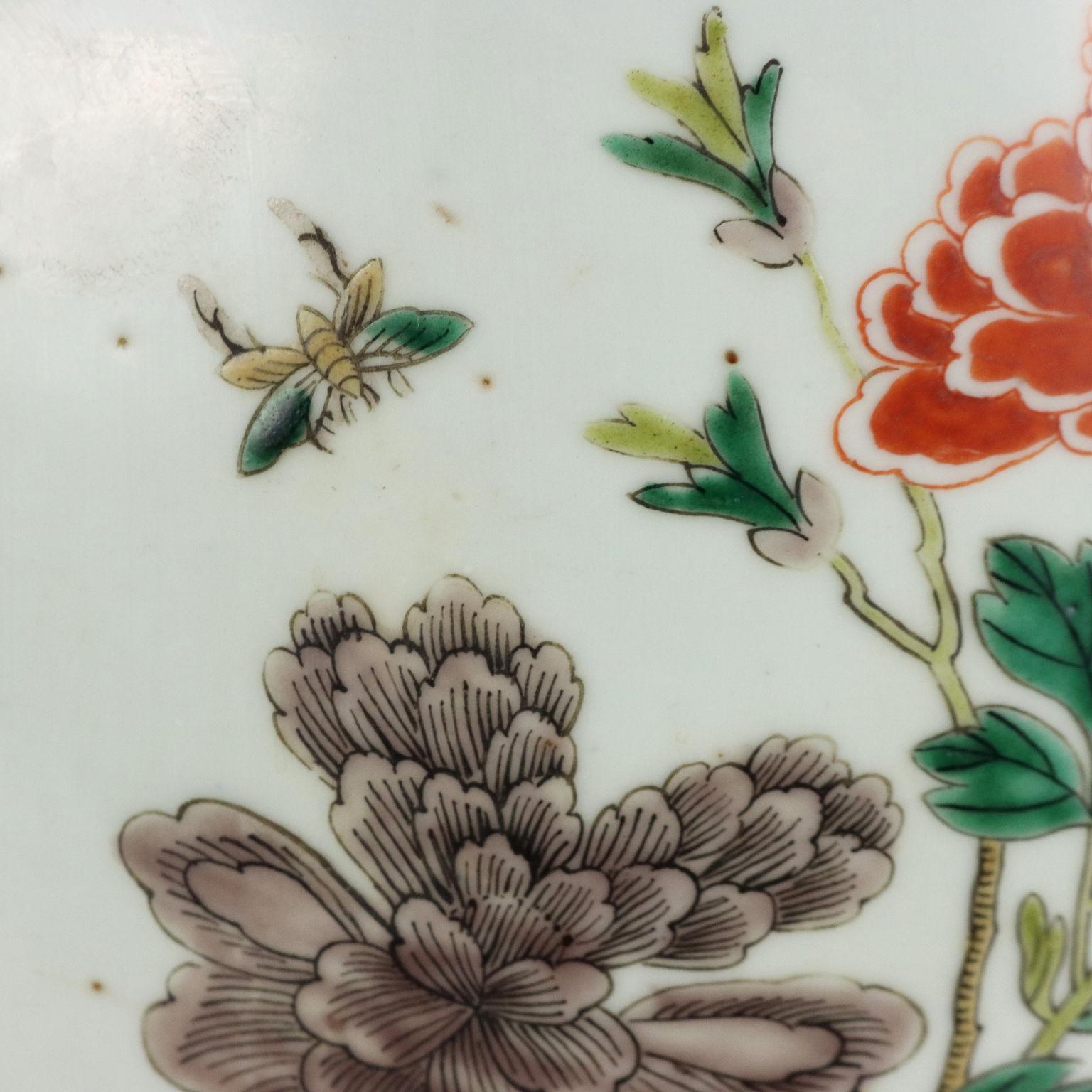 Mid-17th Century Porcelain Vase Painted with Wucai Enamel China Shunzhi Era (1644-1661) For Sale