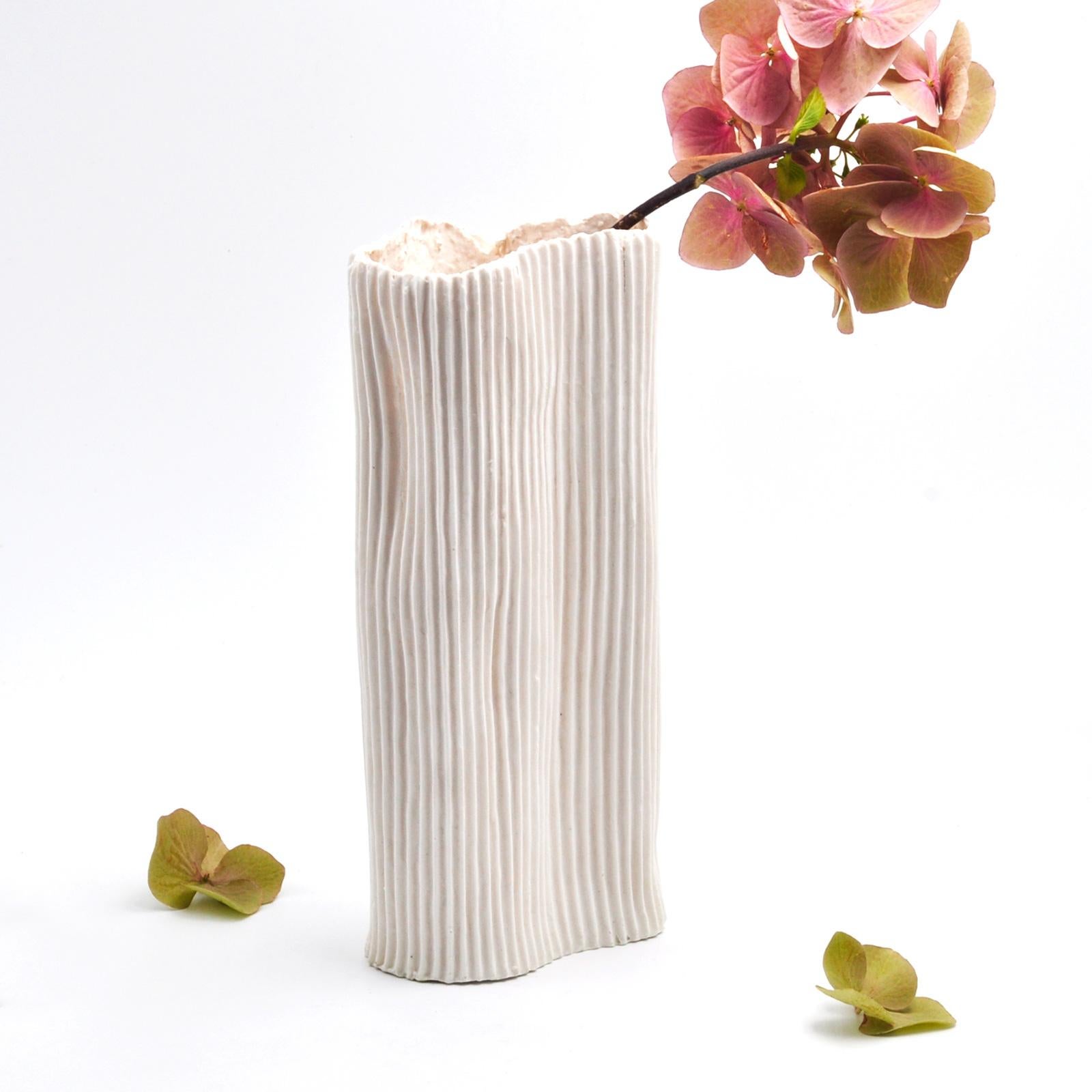 Questo elegante  vaso in porcellana  e paperclay fa parte di Paesaggio 9, la serie di  tre vasi della  nostra collezione esclusiva Paesaggio sotto la luna. 
Ideato da Nino Basso designer,   il vaso  ha un design essenziale e una texture di colore