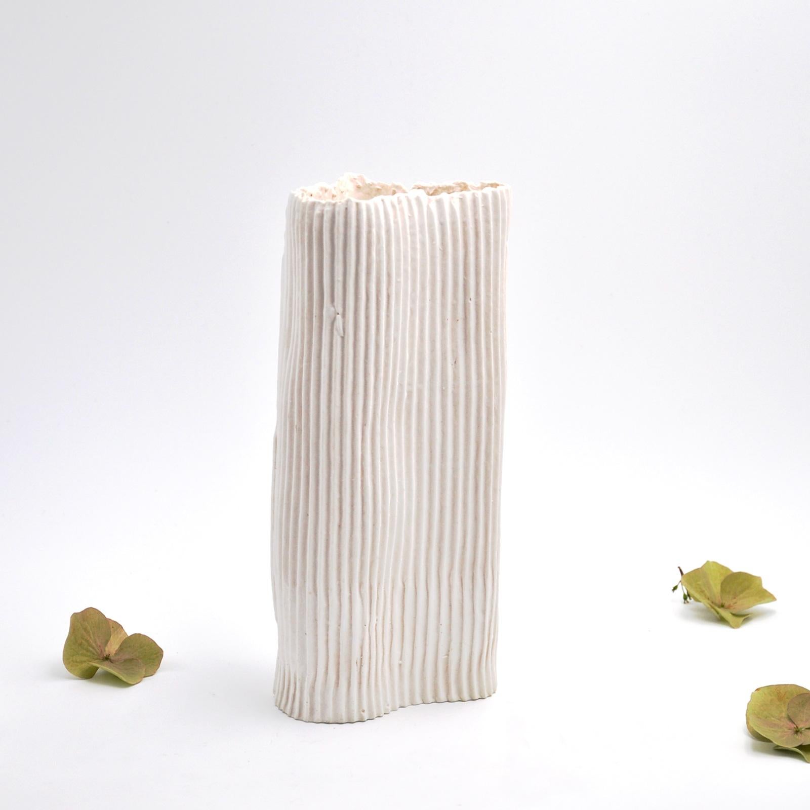 Modern VASO IN  PORCELLANA E PAPERCLAY  texture bianca a onde in rilievo #2 di 3 vasi  For Sale
