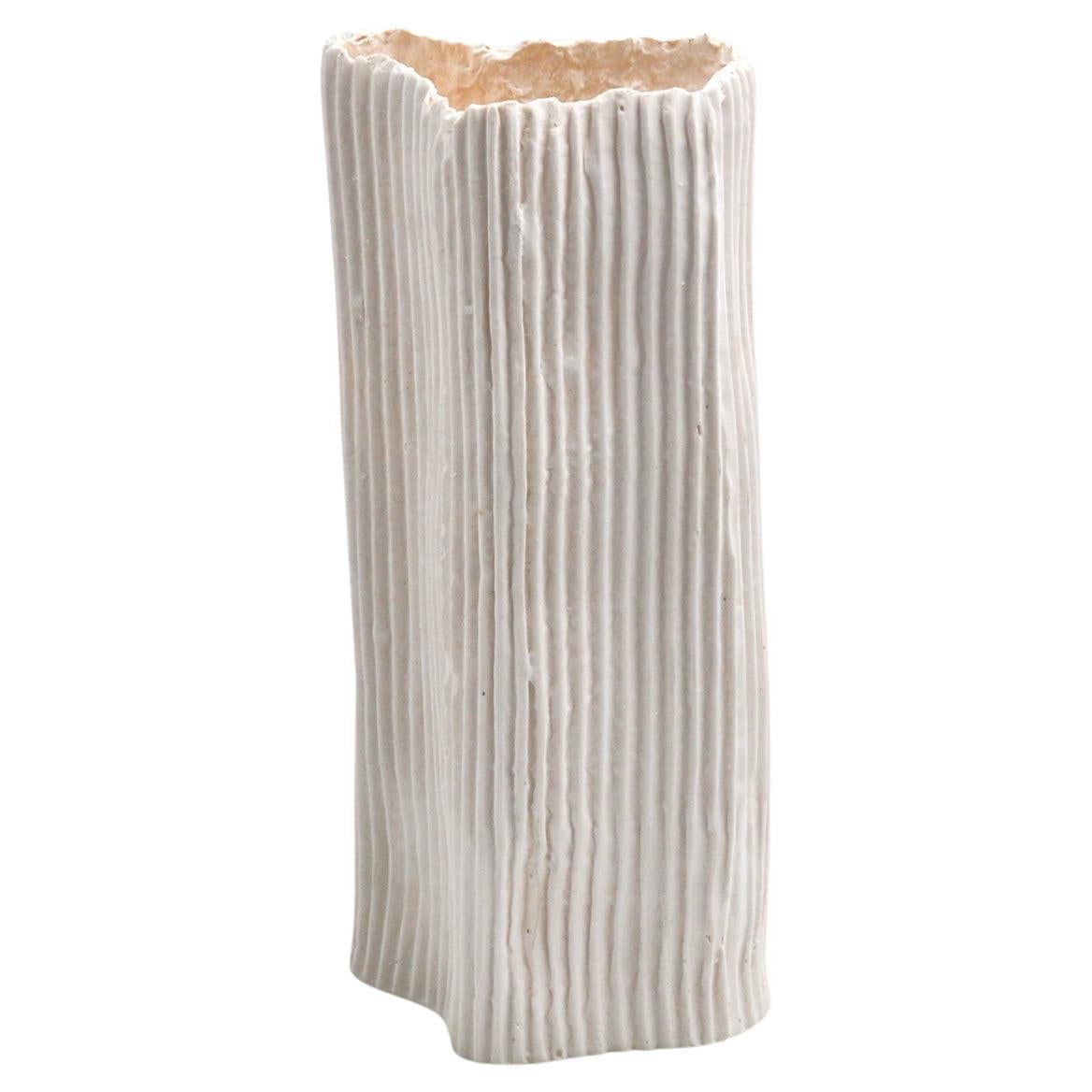 VASO IN  PORCELLANA E PAPERCLAY  texture bianca a onde in rilievo #2 di 3 vasi  For Sale