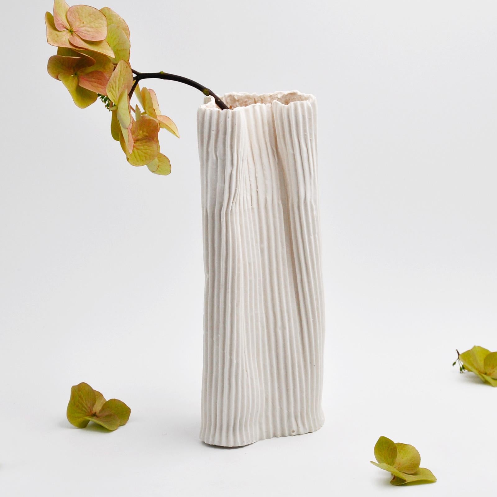 Questo elegante vaso in porcellana e paperclay fa parte di Paesaggio 9, la serie di  tre vasi della nostra collezione esclusiva Paesaggio sotto la Luna. 
Ideato dal designer Nino Basso,  il vaso ha un design essenziale e la texture di colore bianco