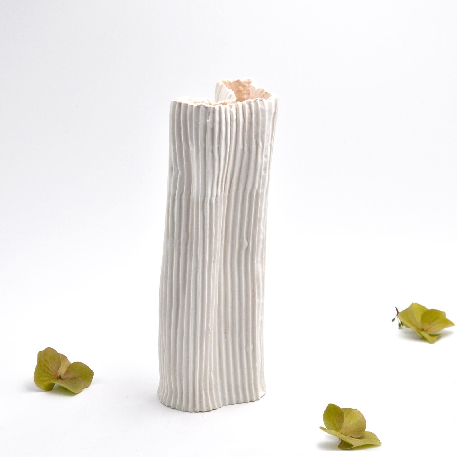 Modern VASO IN PORCELLANA E PAPERCLAY texture bianca a onde in rilievo - #3 di tre vasi For Sale
