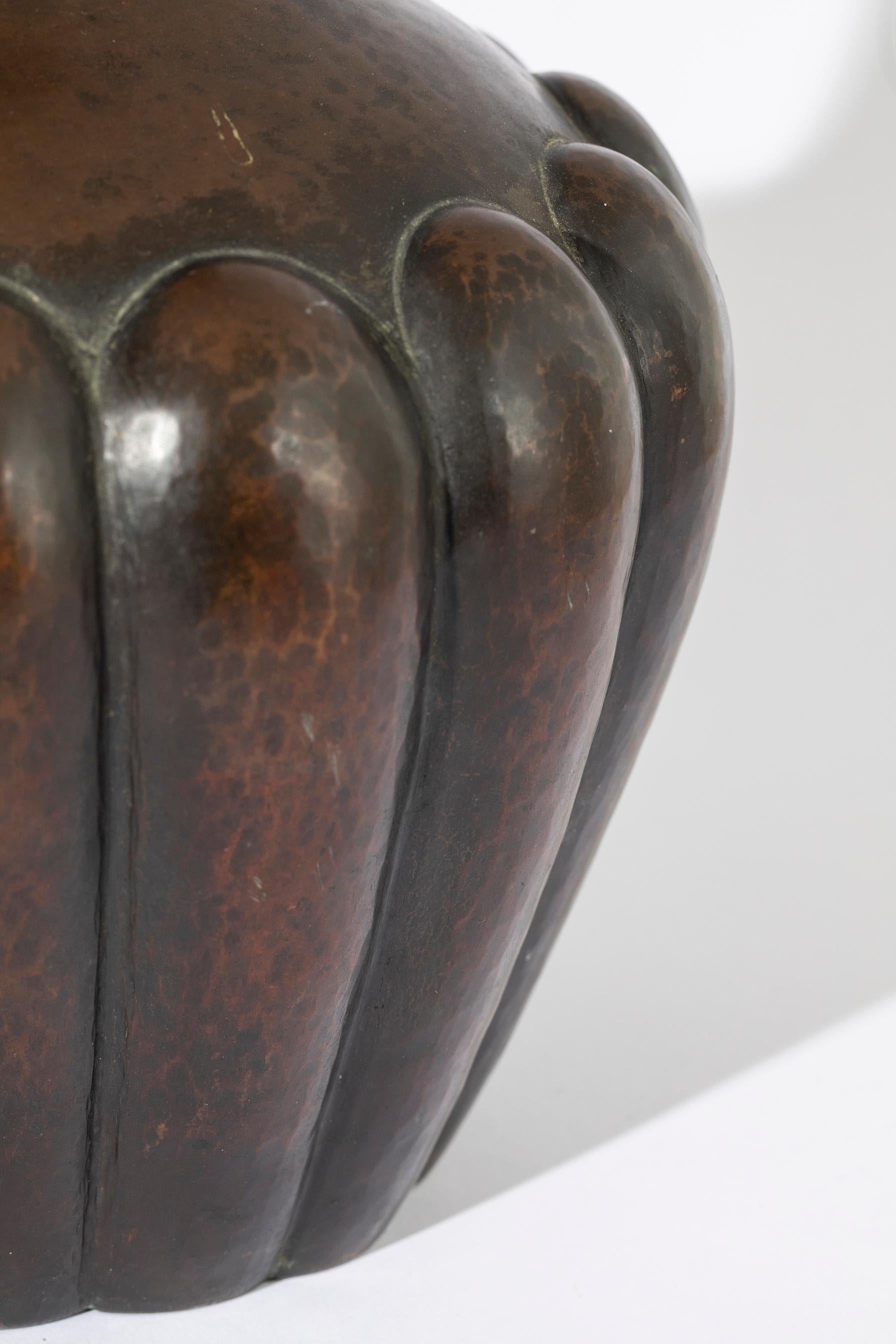 Repoussé  Vaso in rame nello stile di Vittorio Zecchin, anni 20 For Sale