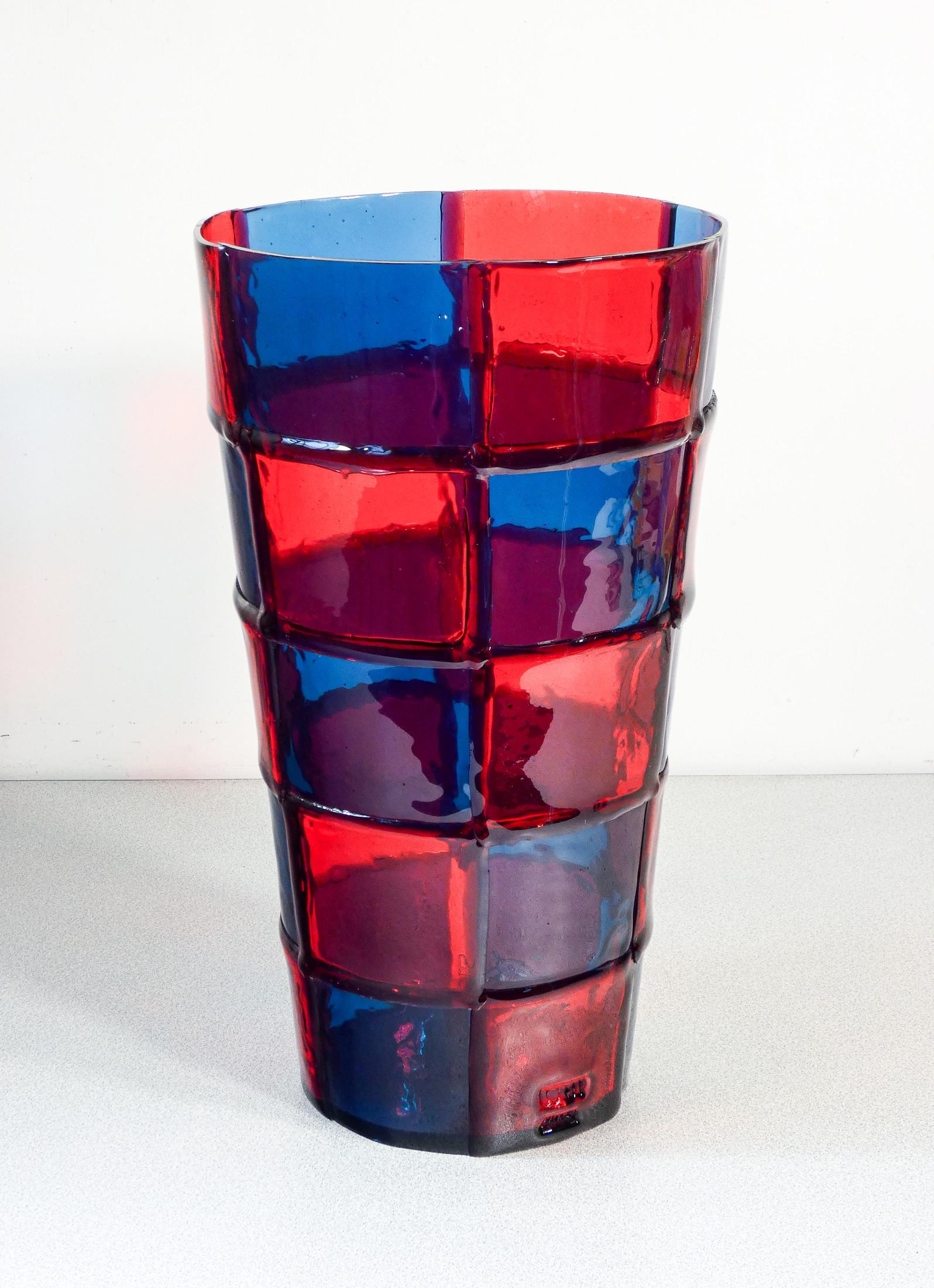 Vaso in resina policroma
Bamboo
della serie Lezioni,
design di Enzo MARI
per CORSI.

ORIGINE
Italia

PERIODO
2012

DESIGNER
Enzo MARI
(1932–2020) è stato un celebre designer, artista e teorico italiano, noto per la sua profonda riflessione sul ruolo