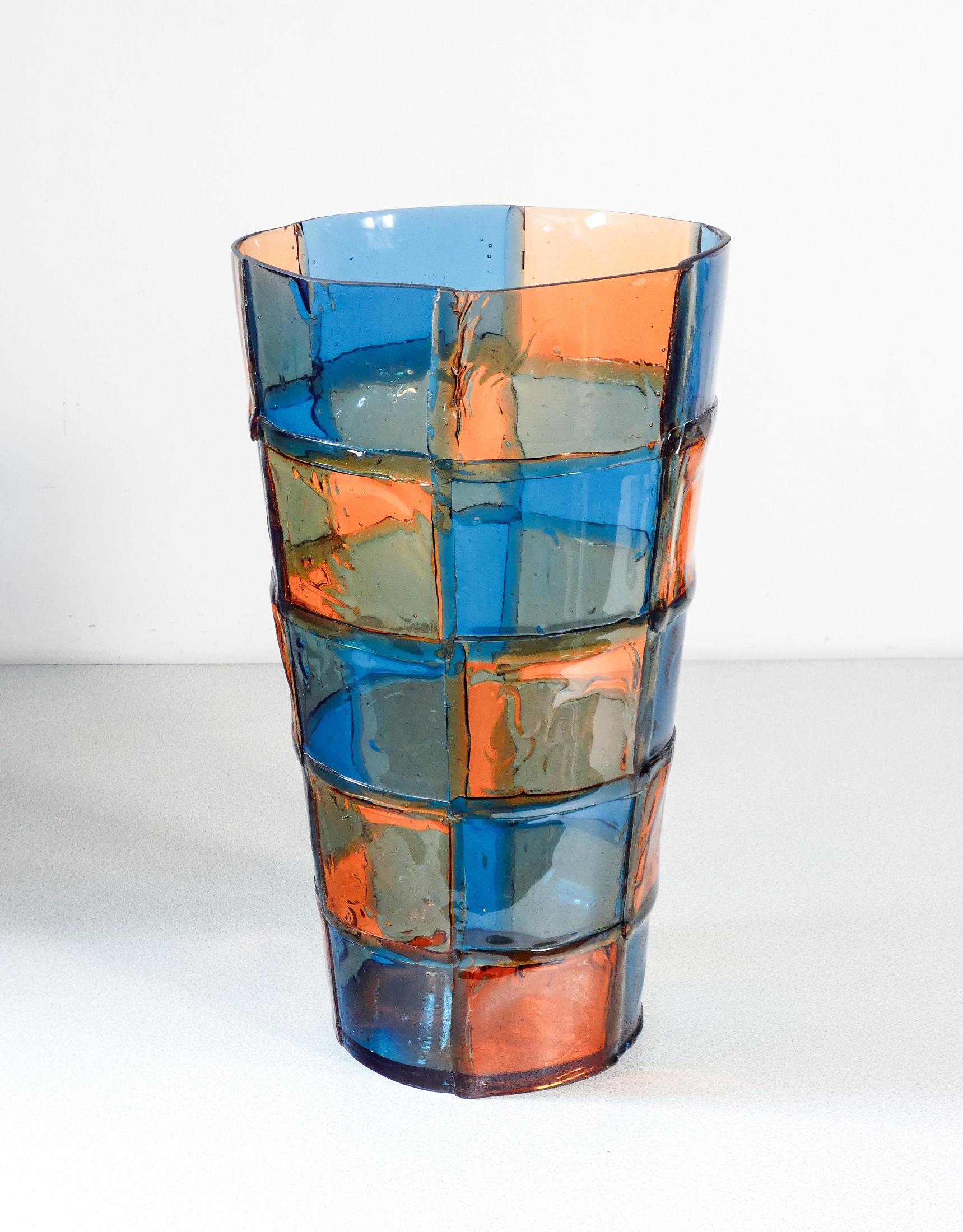 Vaso in resina policroma
Bamboo
della serie Lezioni,
design di Enzo MARI
per CORSI.

ORIGINE
Italia

PERIODO
2013

DESIGNER
Enzo MARI
(1932–2020) è stato un celebre designer, artista e teorico italiano, noto per la sua profonda riflessione sul ruolo