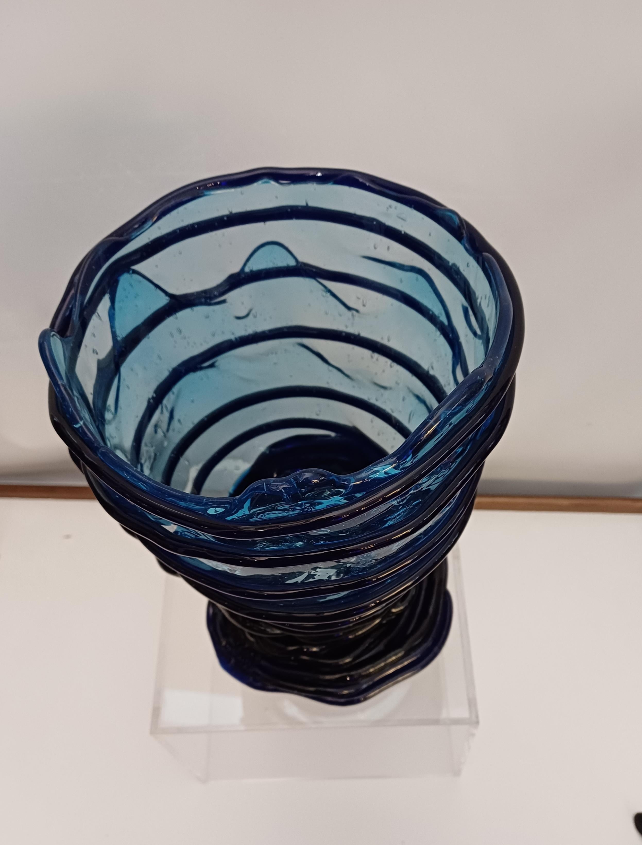 Vaso in resina Blu disegnato da Gaetano Pesce e prodotto dalla Fish Design 
Marchiato alla base, con certificato di autenticità.
Misure: diametro 18 cm, altezza 27 cm