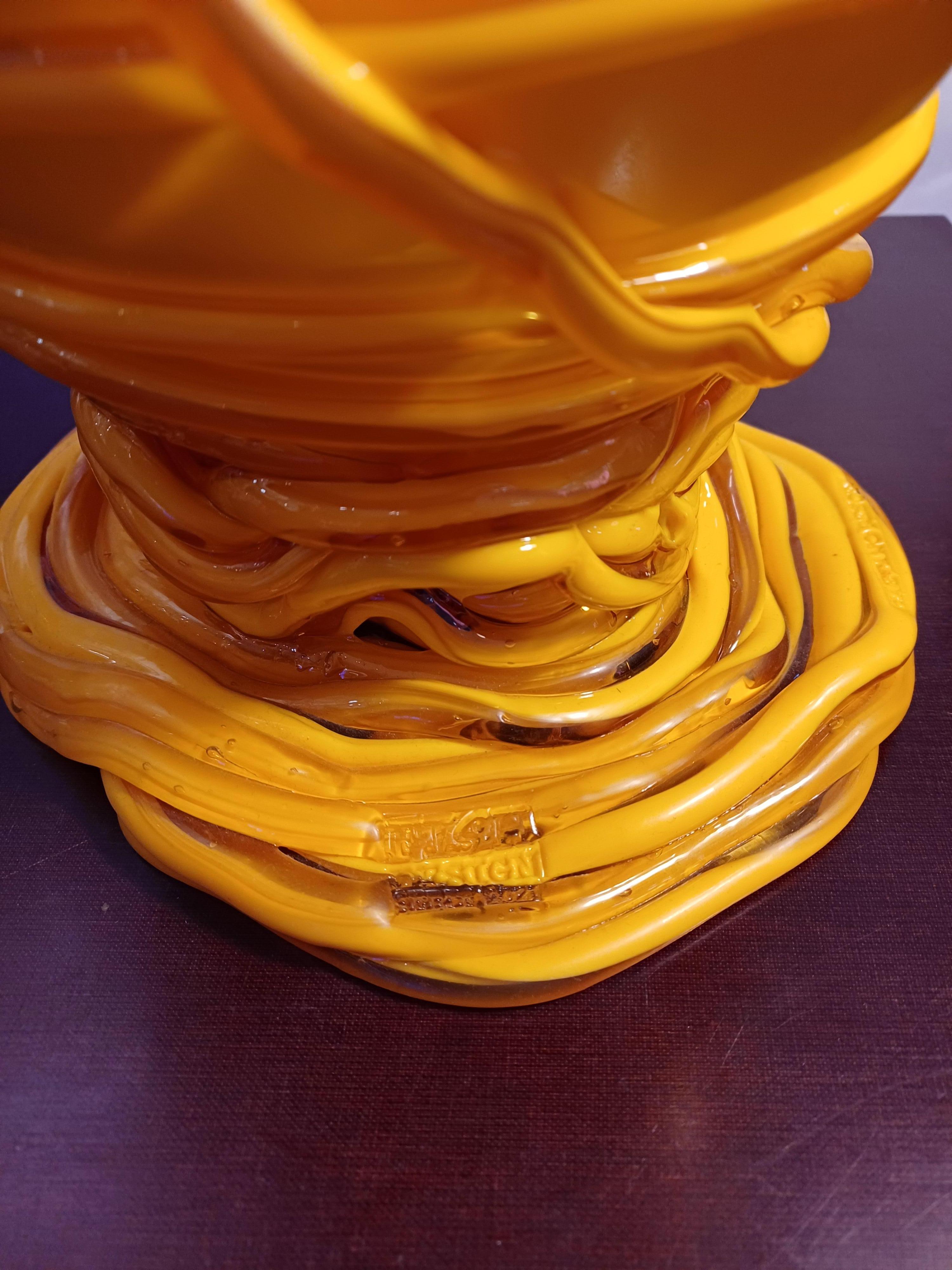 Vaso in resina giallo disegnato da Gaetano Pesce e prodotto dalla Fish Design.
Marchiato alla base, con certificato di autenticità.
Misure: diametro 24 cm, altezza 38 cm