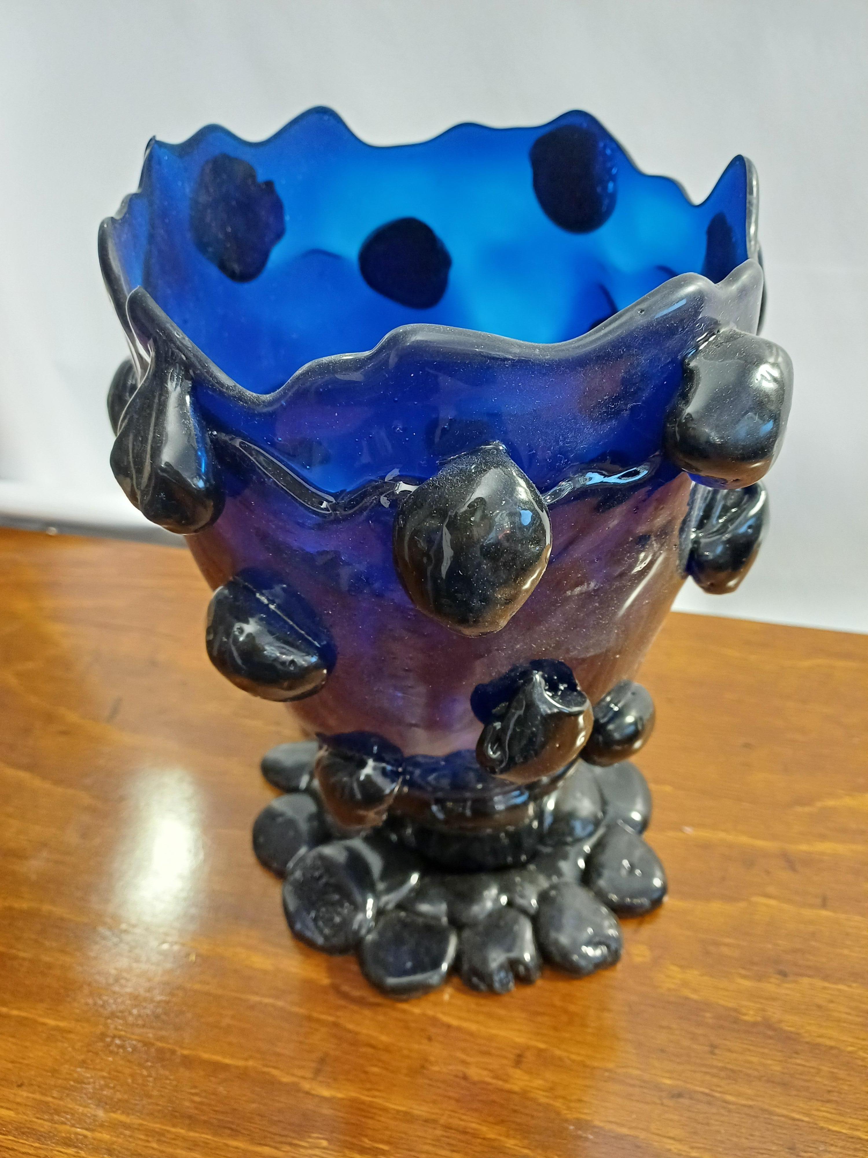 Vase en résine bleue conçu par Gaetano Pesce et produit par Fish Design Model Nugget
Marqué sur la base, avec certificat d'authenticité.
Dimensions : diamètre 18 cm, hauteur 27 cm