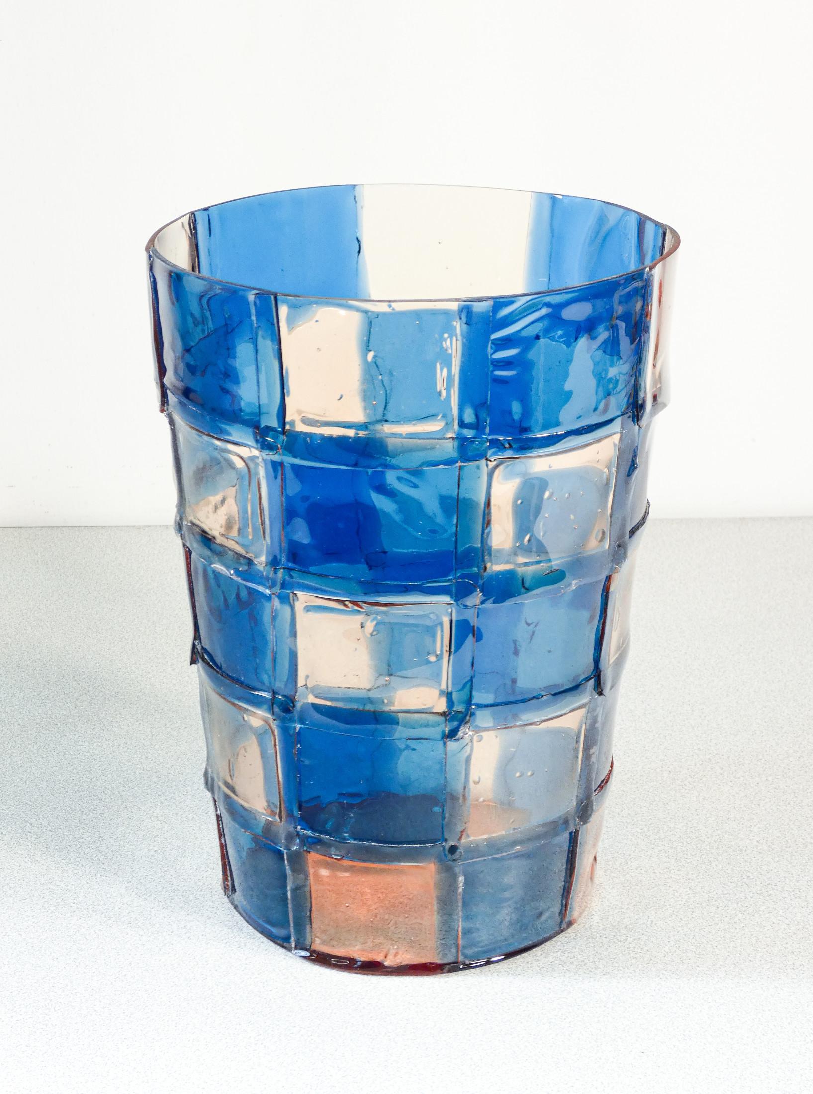 Vaso in resina policroma
Bamboo
della serie Lezioni,
design di Enzo MARI
per CORSI.

ORIGINE
Italia

DESIGNER
Enzo MARI
(1932–2020) è stato un celebre designer, artista e teorico italiano, noto per la sua profonda riflessione sul ruolo sociale del
