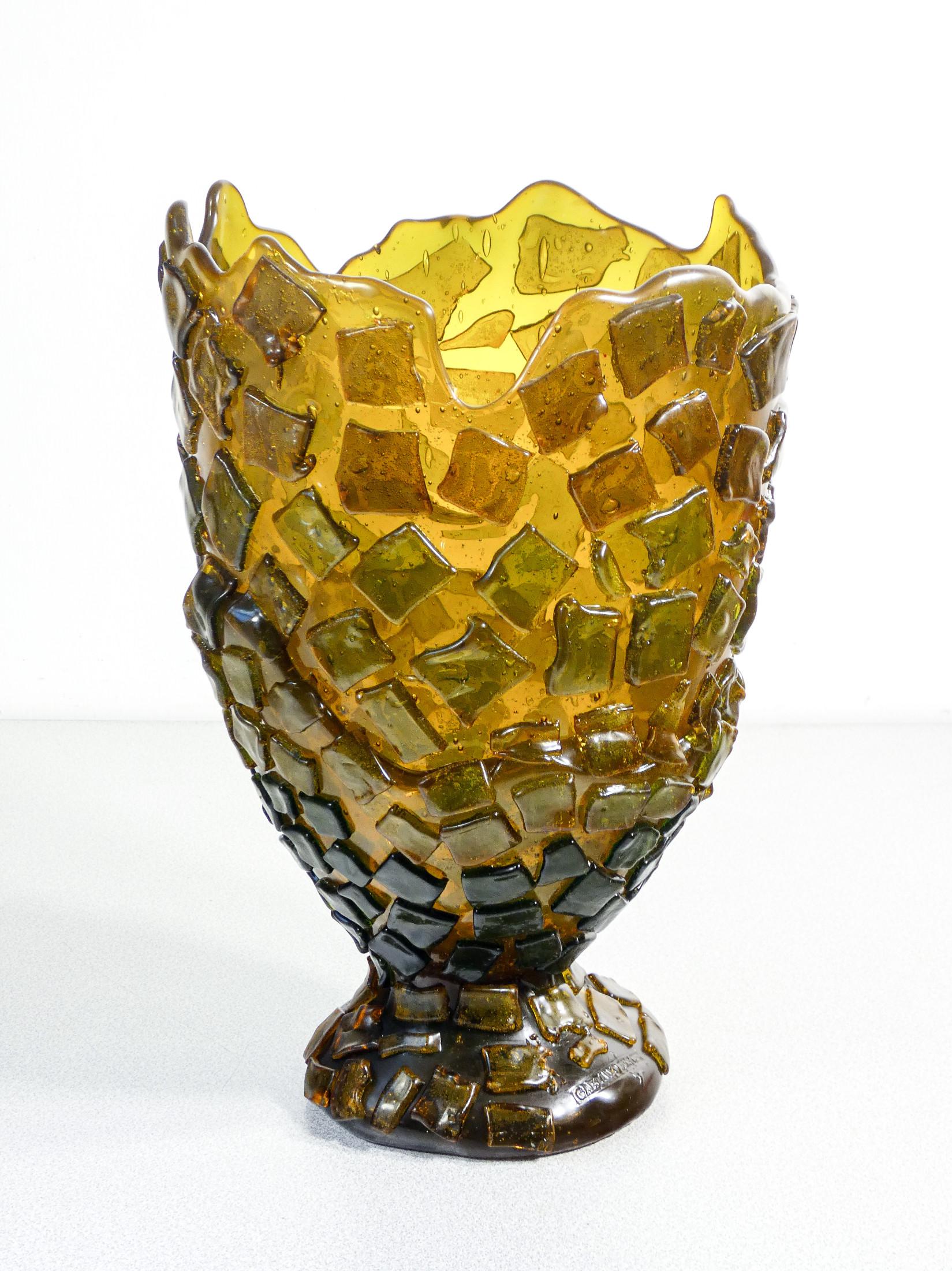 Vaso in resina
Rock
design Gaetano PESCE
per FISH Design.

ORIGINE
Italia

PERIODO
2017

DESIGNER
Gaetano PESCE

MARCA
FISH Design

MODELLO
Rock

MATERIALI
Resina morbida policroma

DIMENSIONI
H 36 cm
Ø 25 cm ca

CONDIZIONI
Il vaso è in ottime