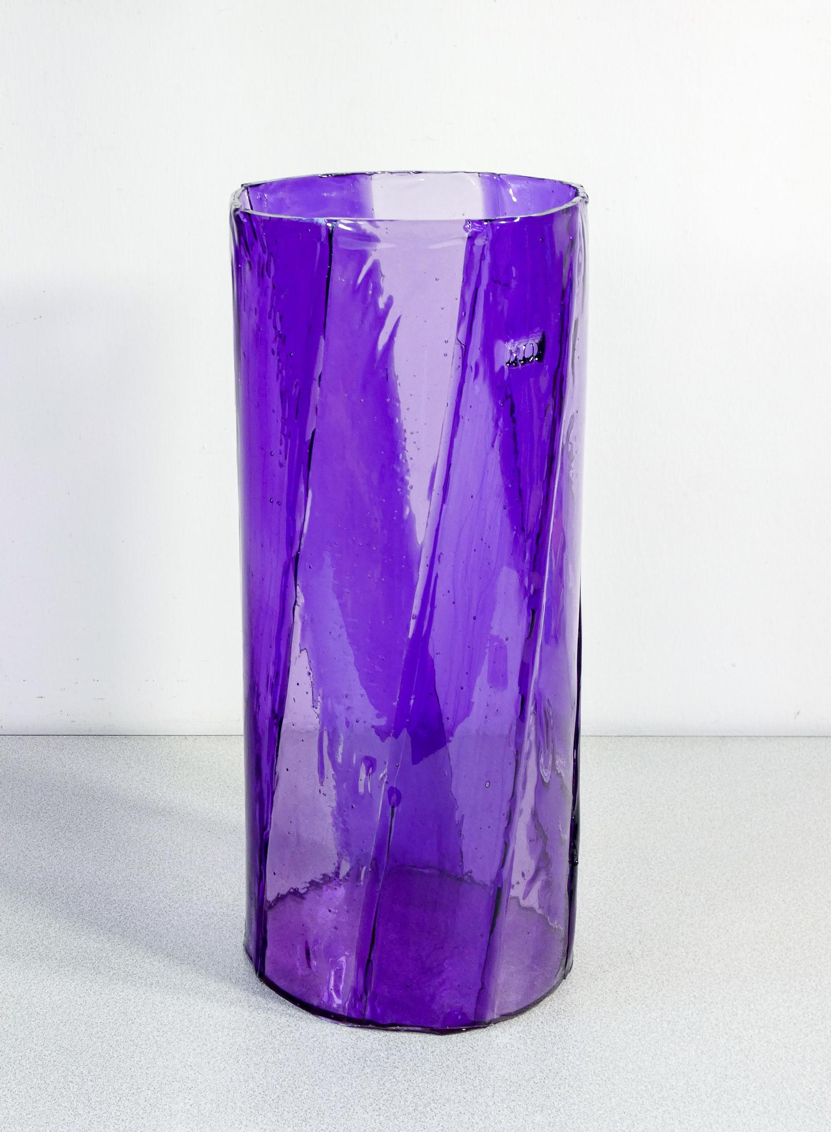 Vaso in resina policroma
Twirl
della serie Lezioni,
design di Enzo MARI
per CORSI.

ORIGINE
Italia

PERIODO
2012

DESIGNER
Enzo MARI
(1932–2020) è stato un celebre designer, artista e teorico italiano, noto per la sua profonda riflessione sul ruolo