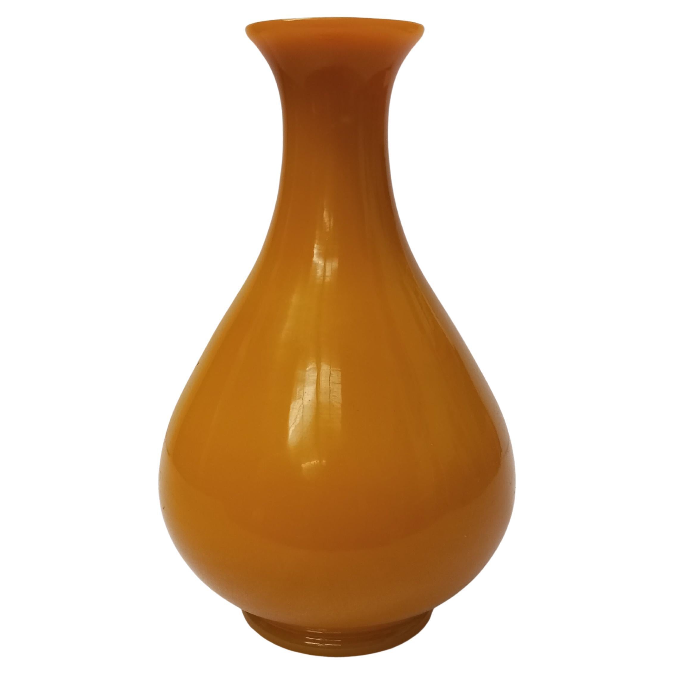 Vase en verre épais, ocre jaune, Pékin/Chine, sec. XX