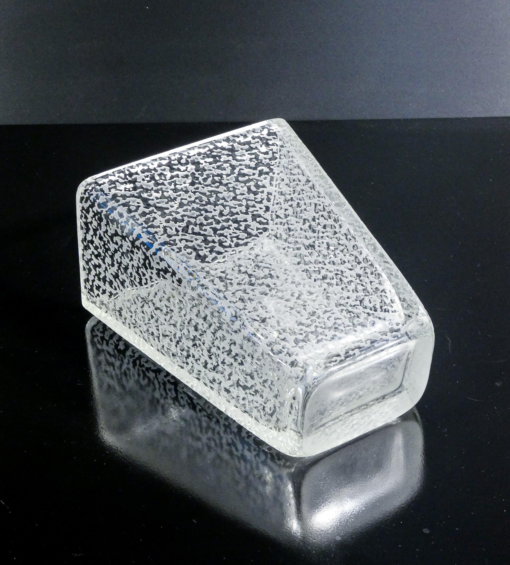 Vase en verre gravé conçu par CONTERIE & CRISTALLERIE Murano. 1960s en vente 4