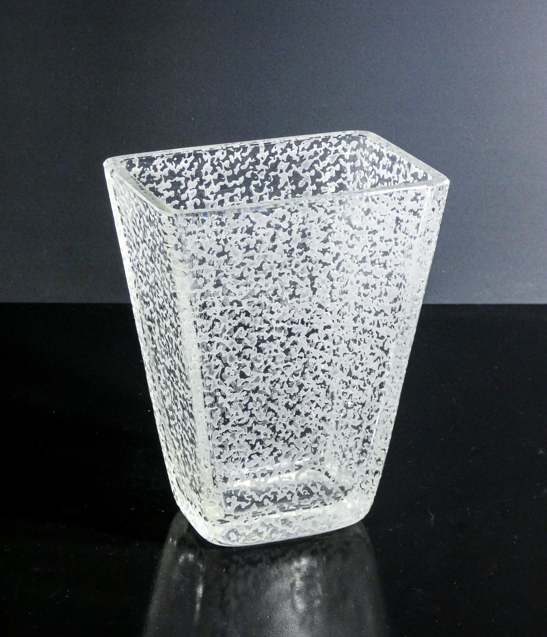 Vase en verre gravé
design CONTERIE
& CRISTALLERIE Murano.

ORIGINE
Murano

PÉRIODE
1960s

MARQUE
CONTERIE
& CRYSTALLERIE Murano

MATÉRIAUX
Verre gravé

DIMENSIONS
Hauteur : 20 cm
Largeur : 16 cm
Profondeur : 11 cm

CONDITIONS
Parfait. Évaluez les