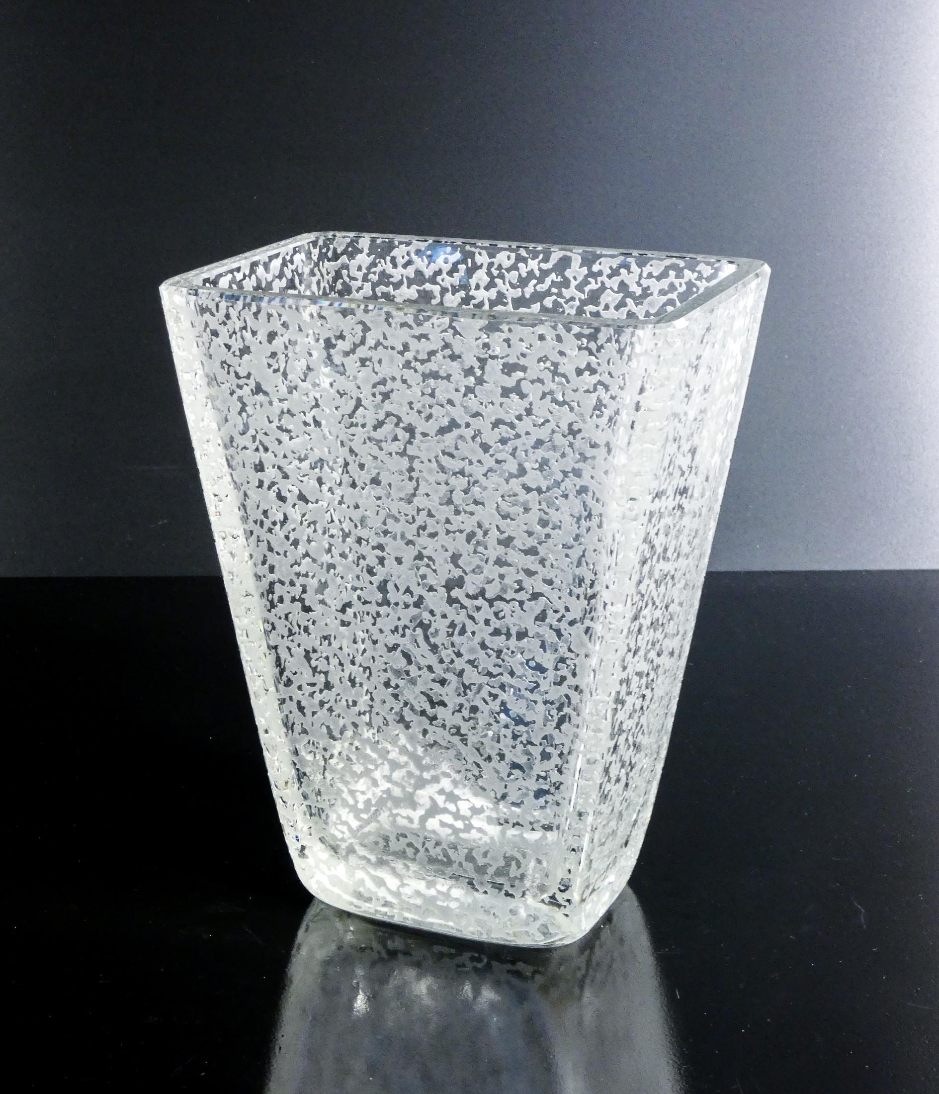 Italian Vase en verre gravé conçu par CONTERIE & CRISTALLERIE Murano. 1960s en vente