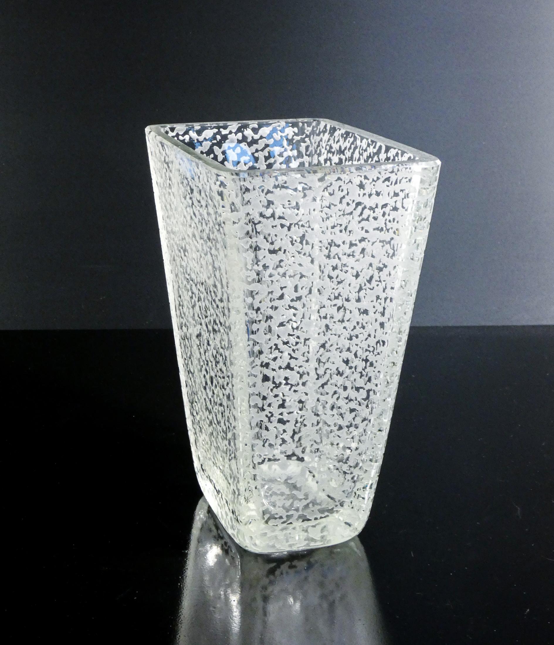 Vase en verre gravé conçu par CONTERIE & CRISTALLERIE Murano. 1960s Bon état - En vente à Torino, IT