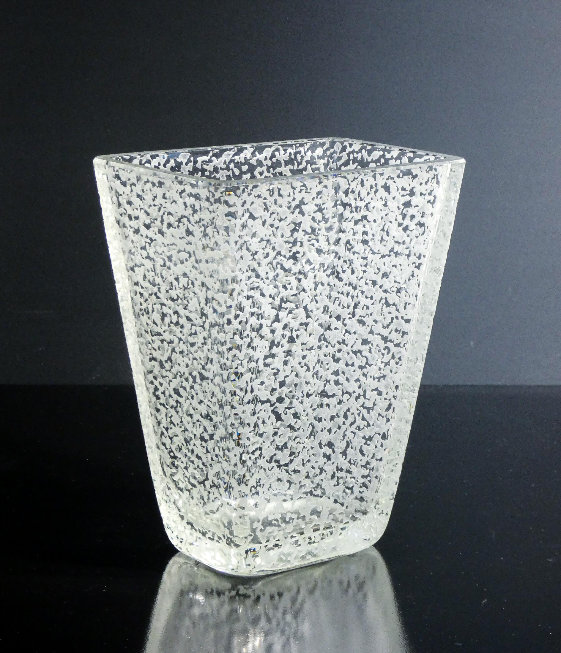 Mid-20th Century Vase en verre gravé conçu par CONTERIE & CRISTALLERIE Murano. 1960s en vente