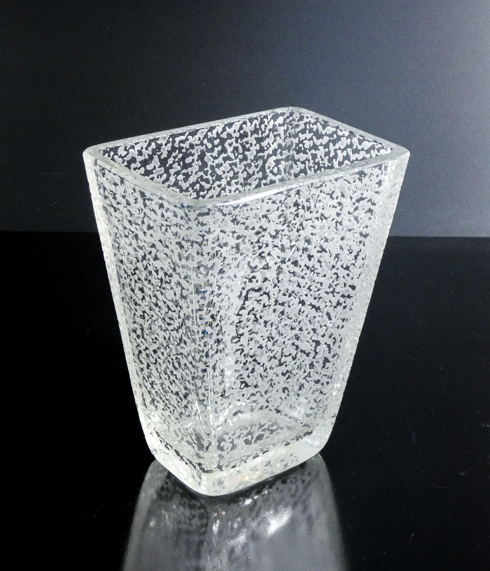 Verre Vase en verre gravé conçu par CONTERIE & CRISTALLERIE Murano. 1960s en vente