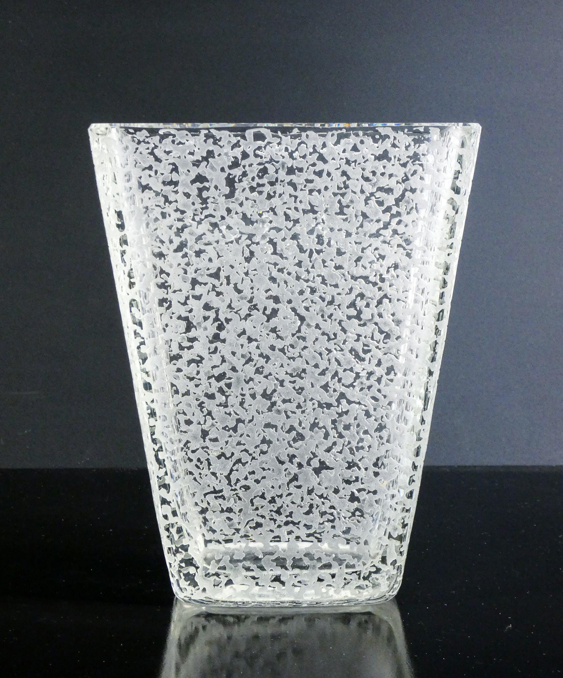 Vase en verre gravé conçu par CONTERIE & CRISTALLERIE Murano. 1960s en vente 2