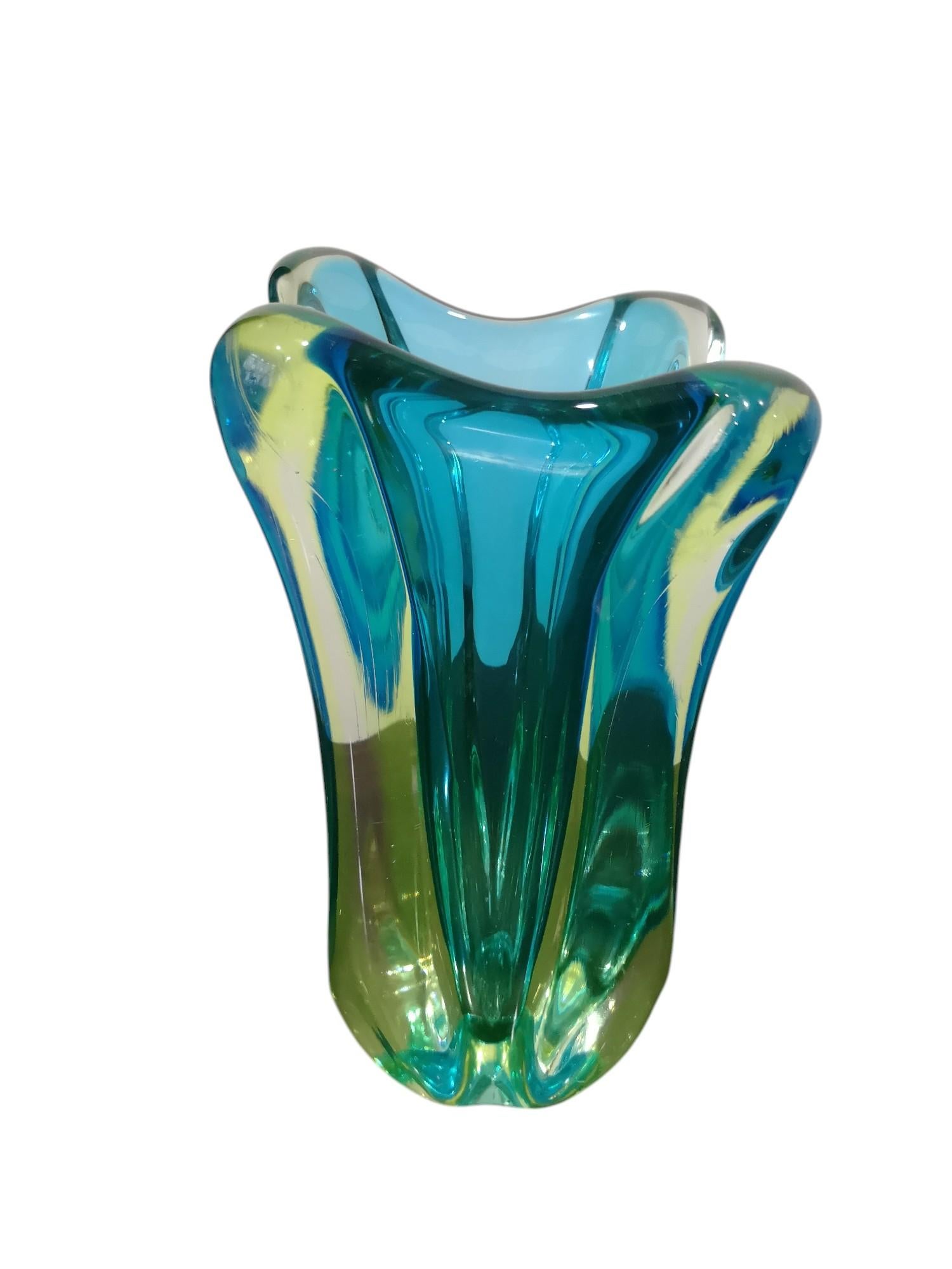 Vaso in Vetro di Murano anni 60 in eccellenti condizioni
con colori variegati.
Misure del vaso:
Altezza cm 23
Larghezza misurata da entrambi i lati cm 15 e 13 .

