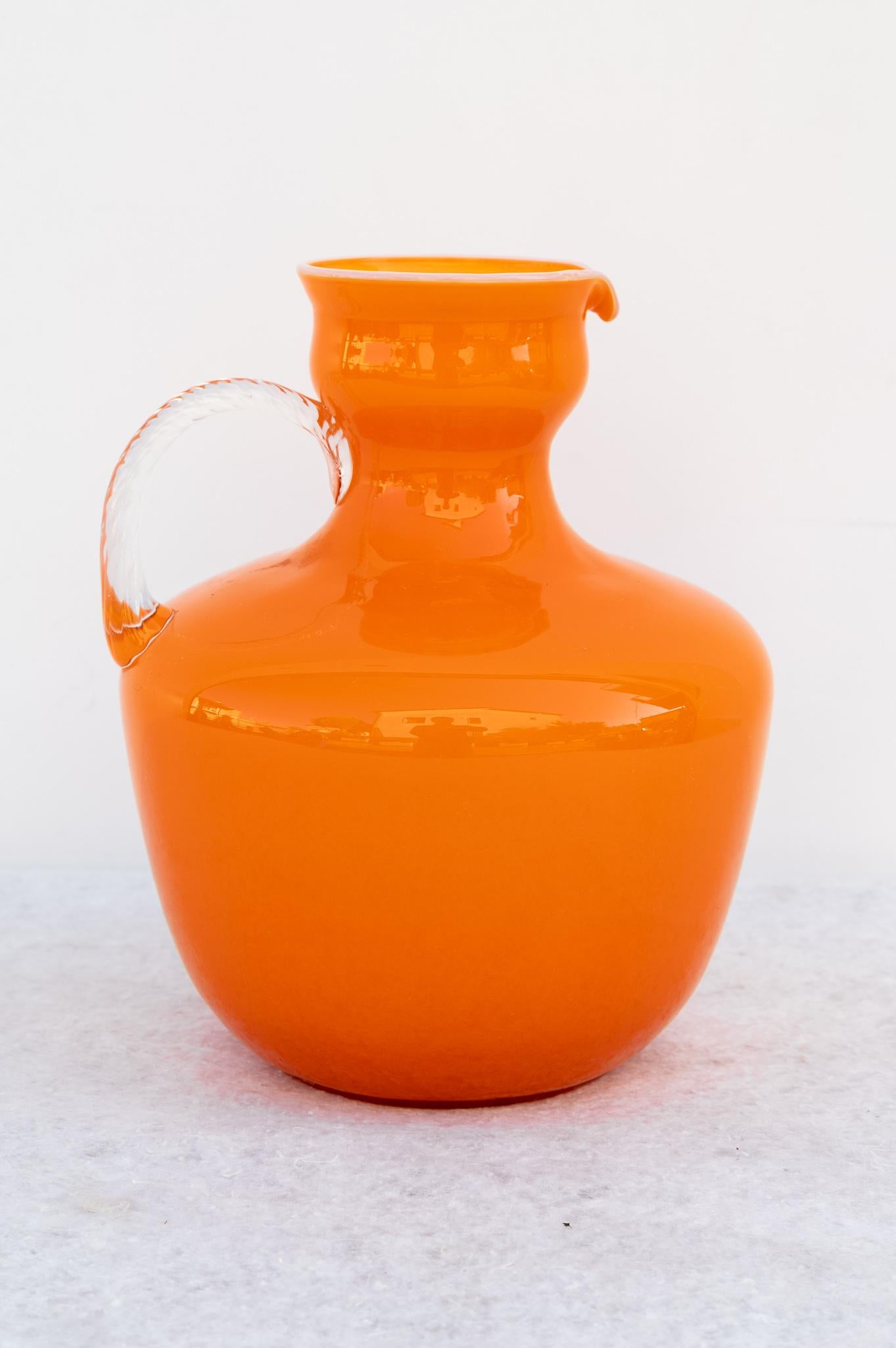 Vaso in vetro di Murano, Anni '70, Made in Italy.
Straordinario Vaso in vetro di Murano vetro Mid-Century con vetro incamiciato arancione. Questo delizioso vaso è stato realizzato a Murano negli Anni '70. Il vetro è incamiciato bianco nella parte