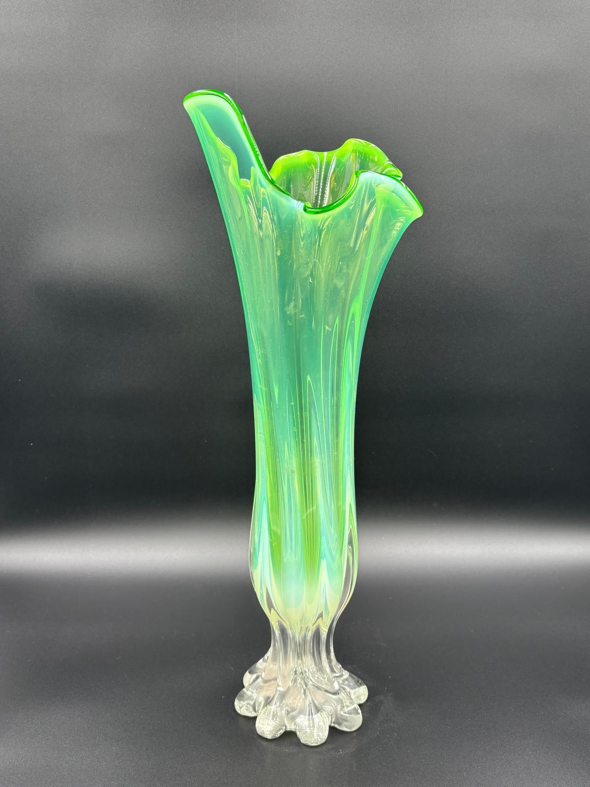 Vaso in vetro di Murano anni ‘70. 
In ottime condizioni conservative, non vi è alcun difetto estetico o strutturale da segnalare 
Altezza 50 cm