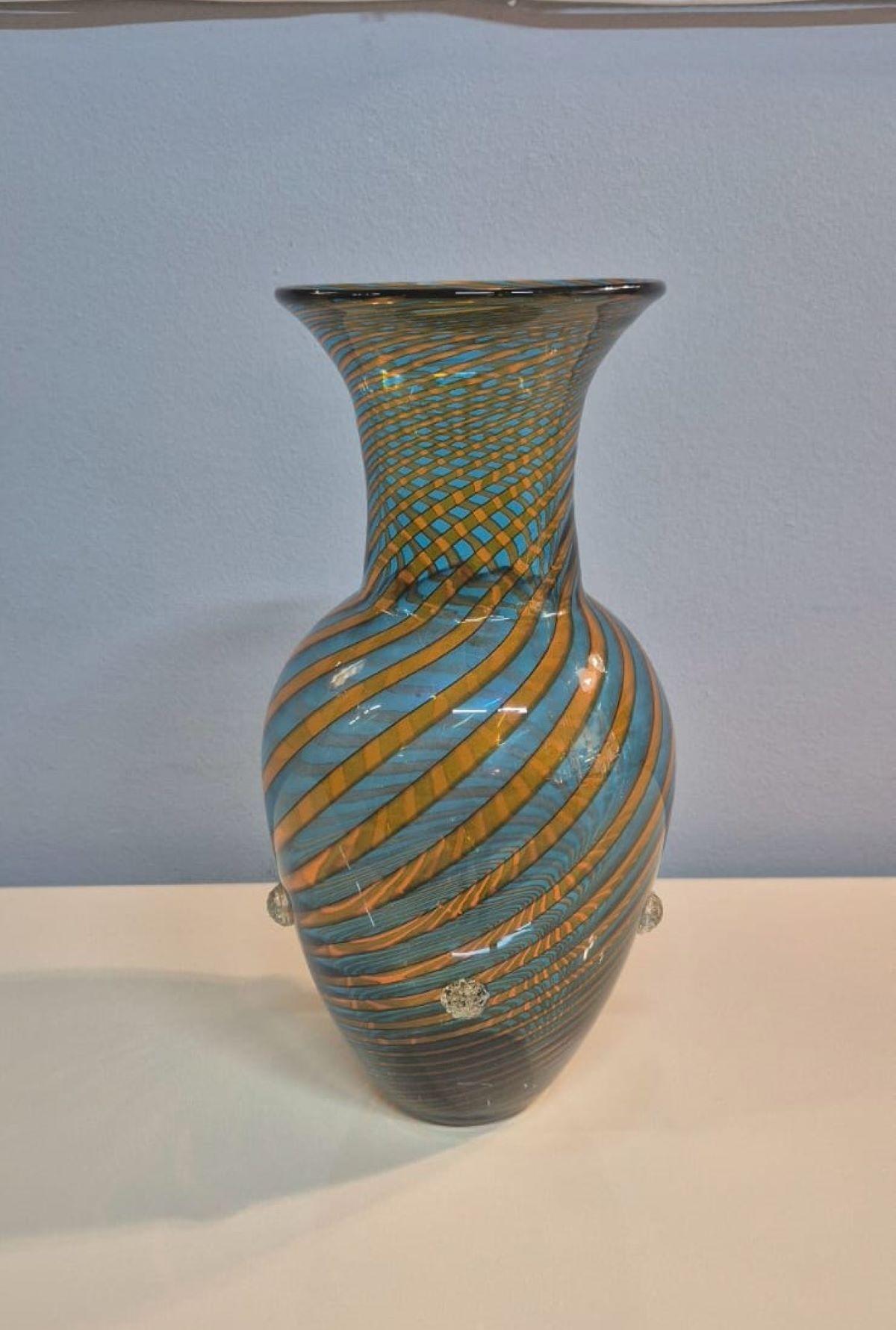 Schöne farbige Vase aus Muranoglas, Carlo Moretti. Ca. 1970er Jahre.
Die Vase hat hellblaue und orangefarbene Streifen und elegante Glasreliefs am Boden. Sehr guter Zustand, keine Abplatzungen.