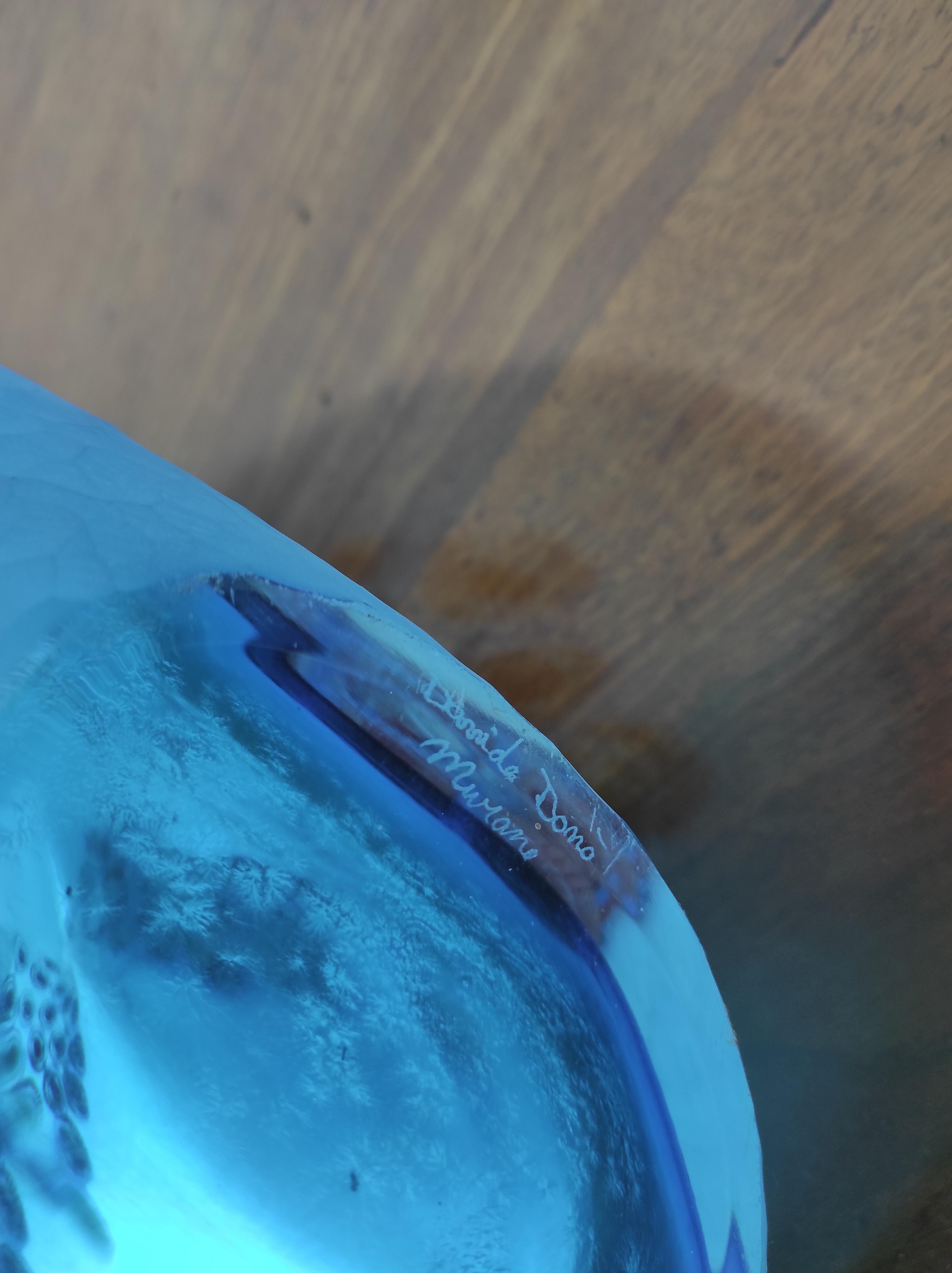 Vaso in vetro soffiato di Murano creato dal maestro Davide Donà
Colore azzurro mare di estrema difficoltà esecutiva per l 'alto rischio di rottura nell' allungamento della parte alta del vaso.
Questo vaso è molto pesante e considerate che è creato
