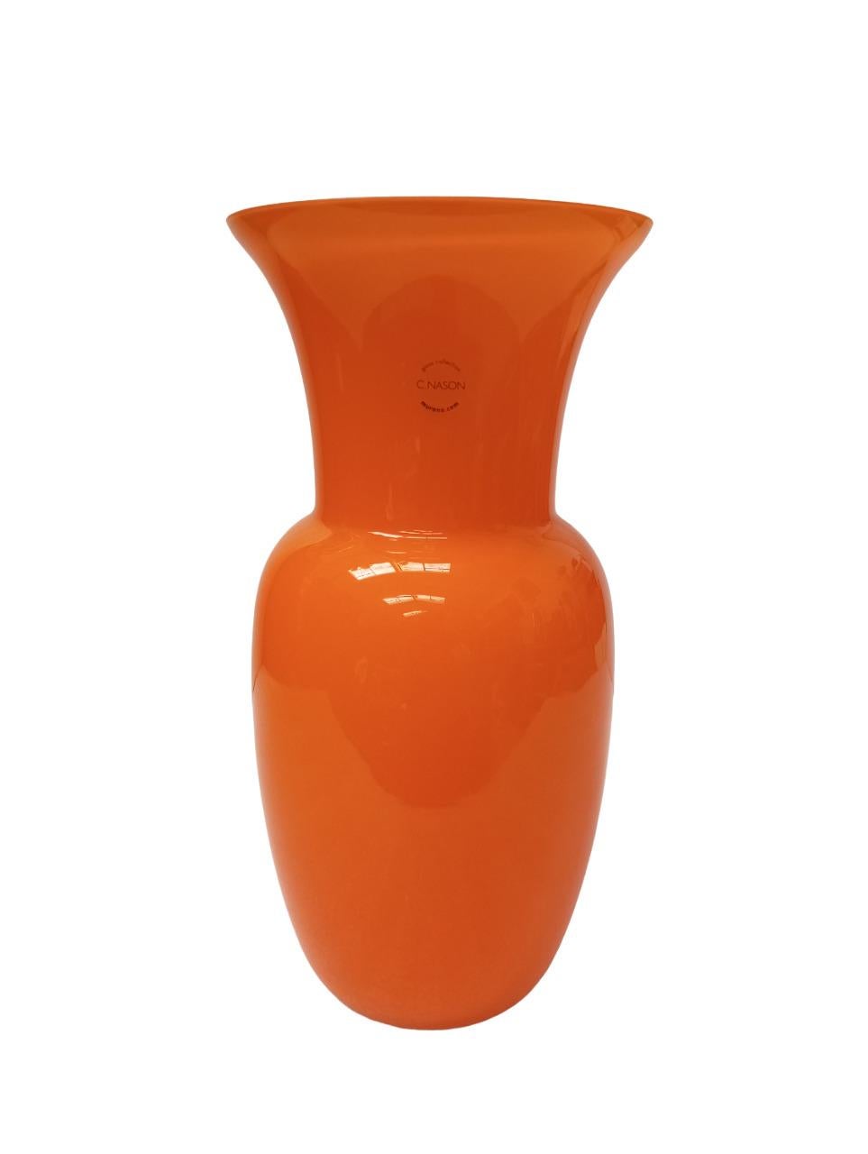 Vaso a balaustra leggermente svasato, realizzato in vetro incamiciato nei colori arancio e bianco.
Dimensioni: H 29 cm – diametro 14,5 cm.
Produzione databile a circa l’anno 2000.
Conserva l’etichetta originale.
Carlo Nason è nato a Murano nel 1935