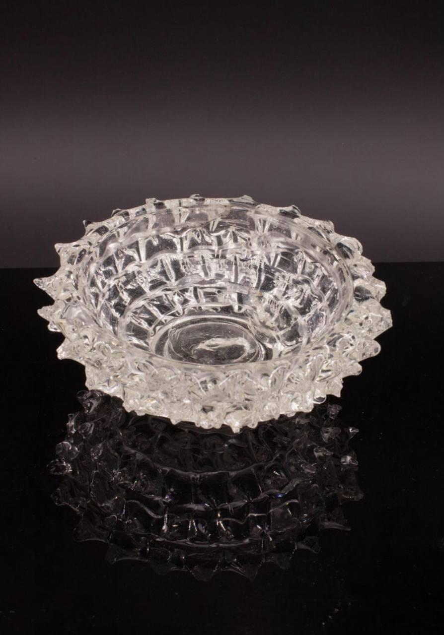 Increíble jarrón de mediados de siglo en cristal rostrato soplado a boca de Murano. Este maravilloso objeto fue fabricado en la década de 1940 en Italia por Ercole Barovier para Barovier & Toso.
Esta obra maestra es un fantástico homenaje a la