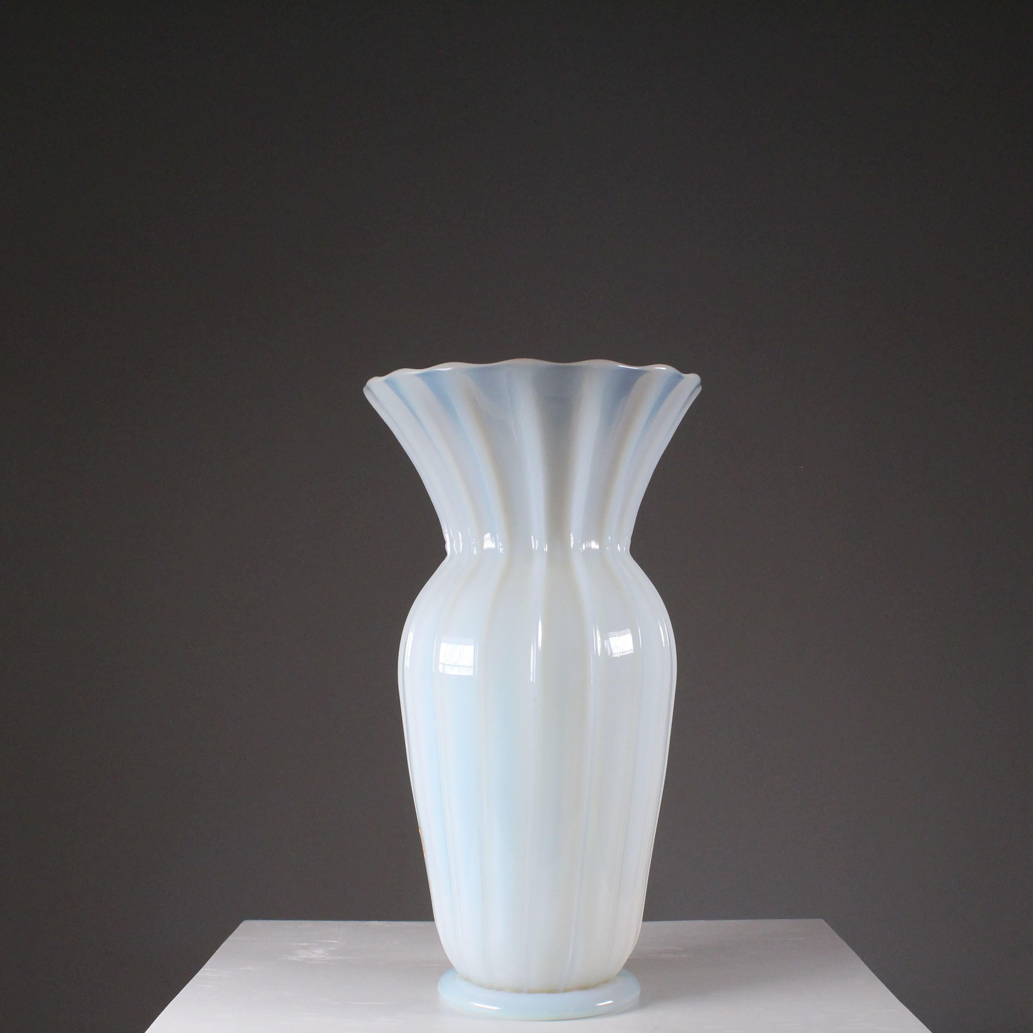 
Vase en verre de Murano, modèle Seguso

État : bon
Matériaux : Verre
Époque : 1970
Dimensions : 26x26x47 cm