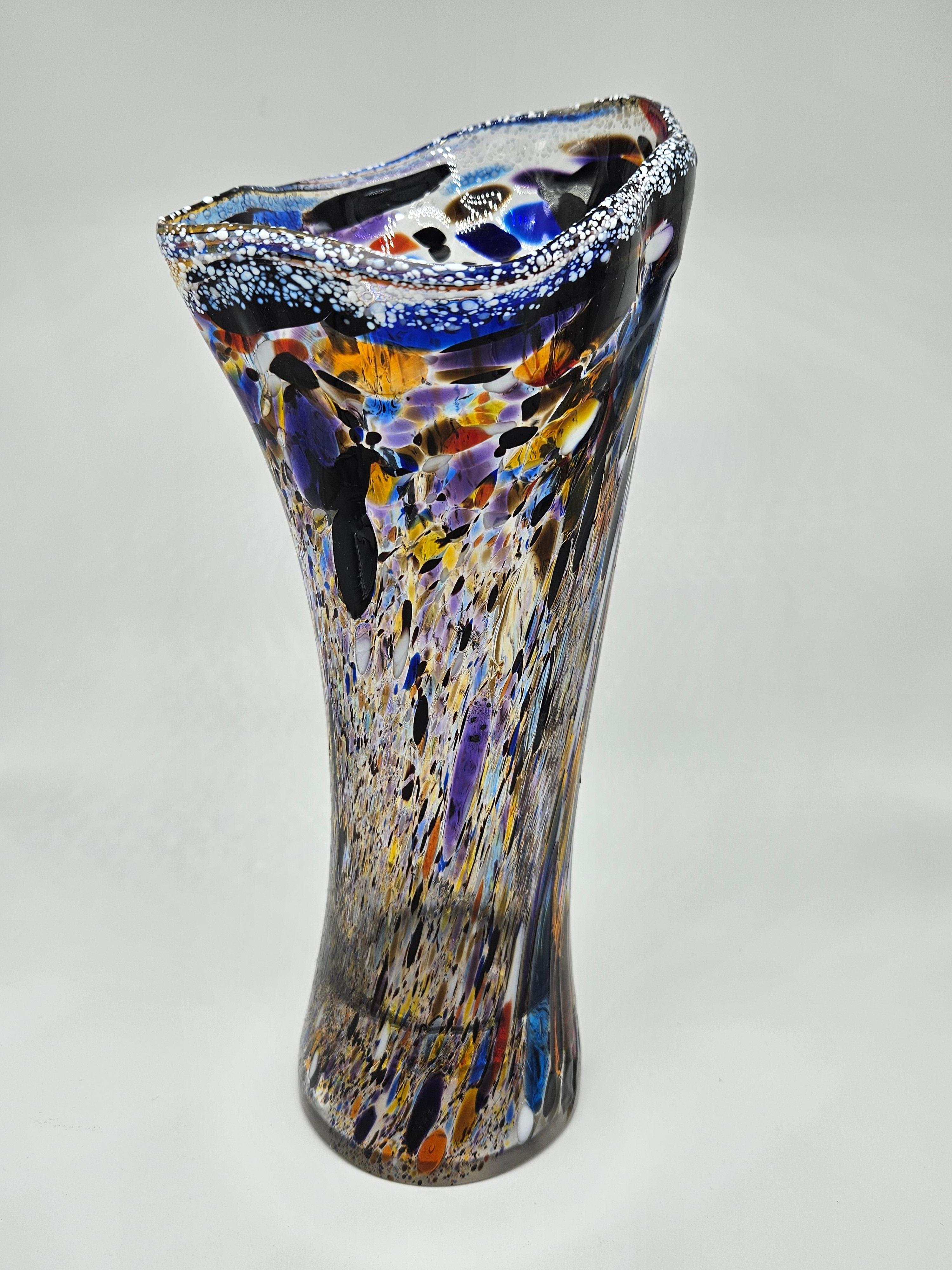 Vaso in vetro di Murano policromo, molto particolare di grande effetto scenografico.