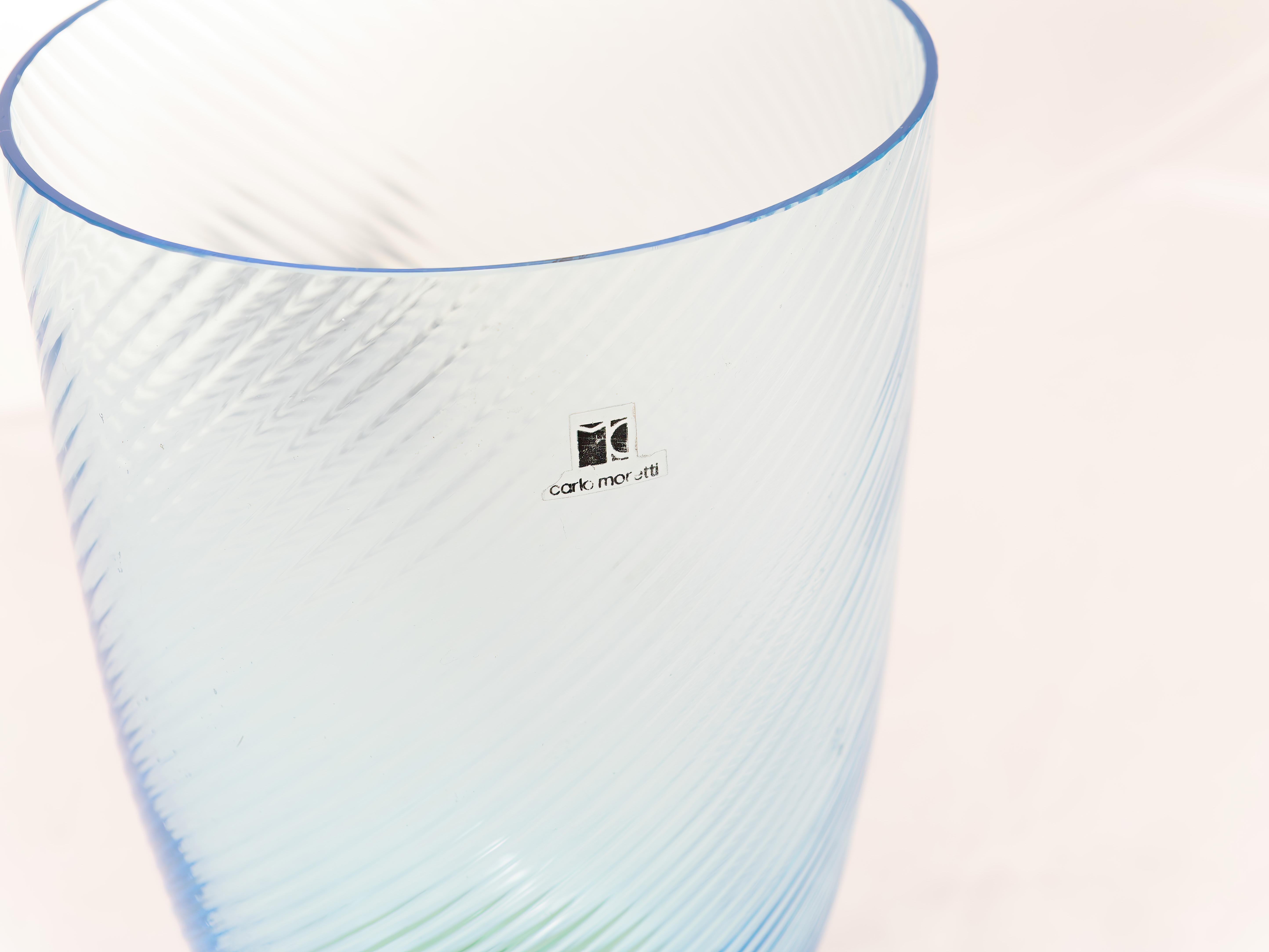 Vase en verre soufflé de Murano par Carlo Moretti, fabriqué en Italie, années 1970. 
Magnifique vase en verre soufflé de Murano. La partie supérieure est en verre bleu en forme de spirale, tandis que la base est en verre ambré lisse. La signature