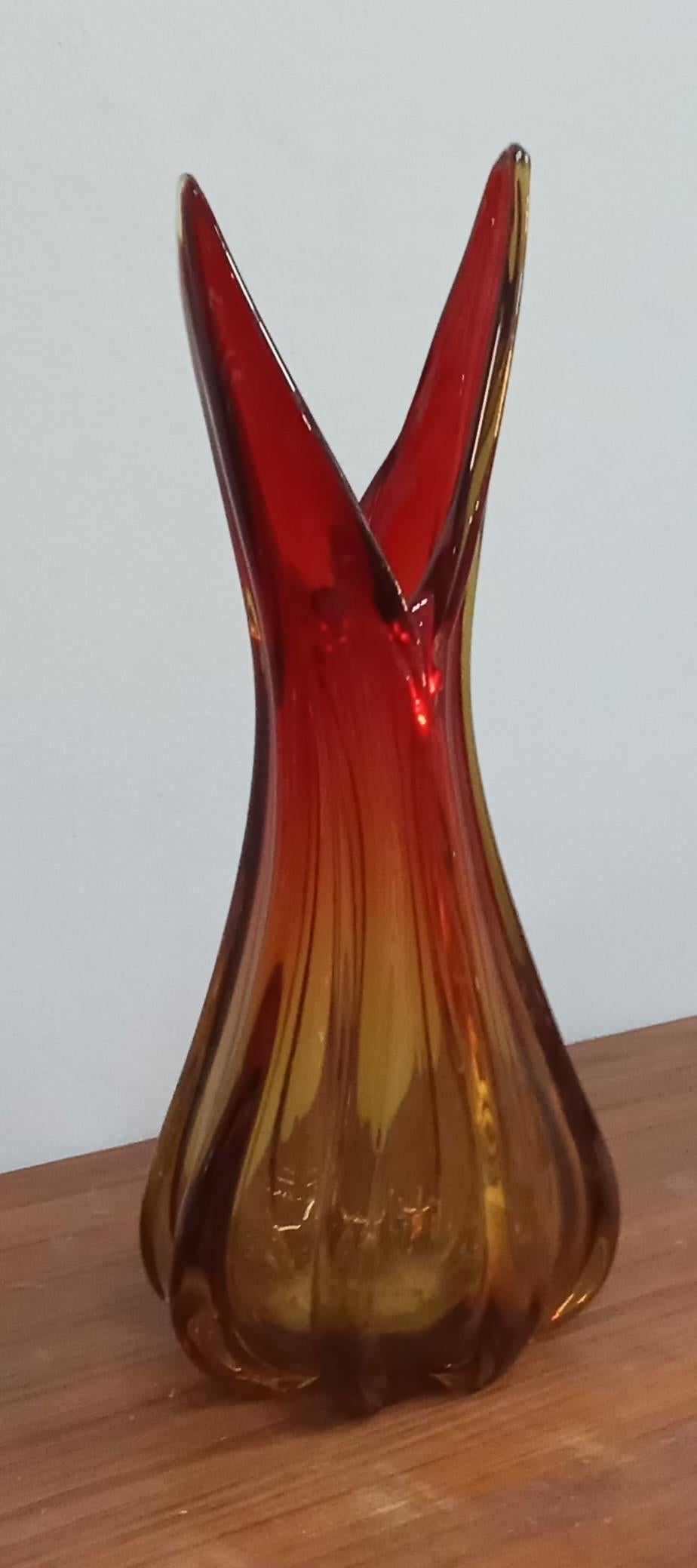 Bellissimo vaso in vetro di Murano sommerso. Arancione con sfumatura fino al arosso aranciato, attribuibile a Flavio Poli anni '60.