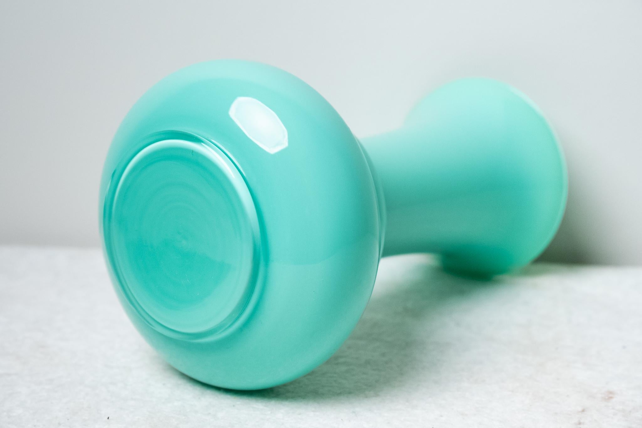 Vaso in vetro francese firmato Pierre Cardin, Anni '80. 
Elegantissimo vaso francese realizzato in vetro color turchese con etichetta di Pierre Cardin e firma incisa nel vetro di Pierre Cardin. 
Il prezzo della spedizione si intende per il