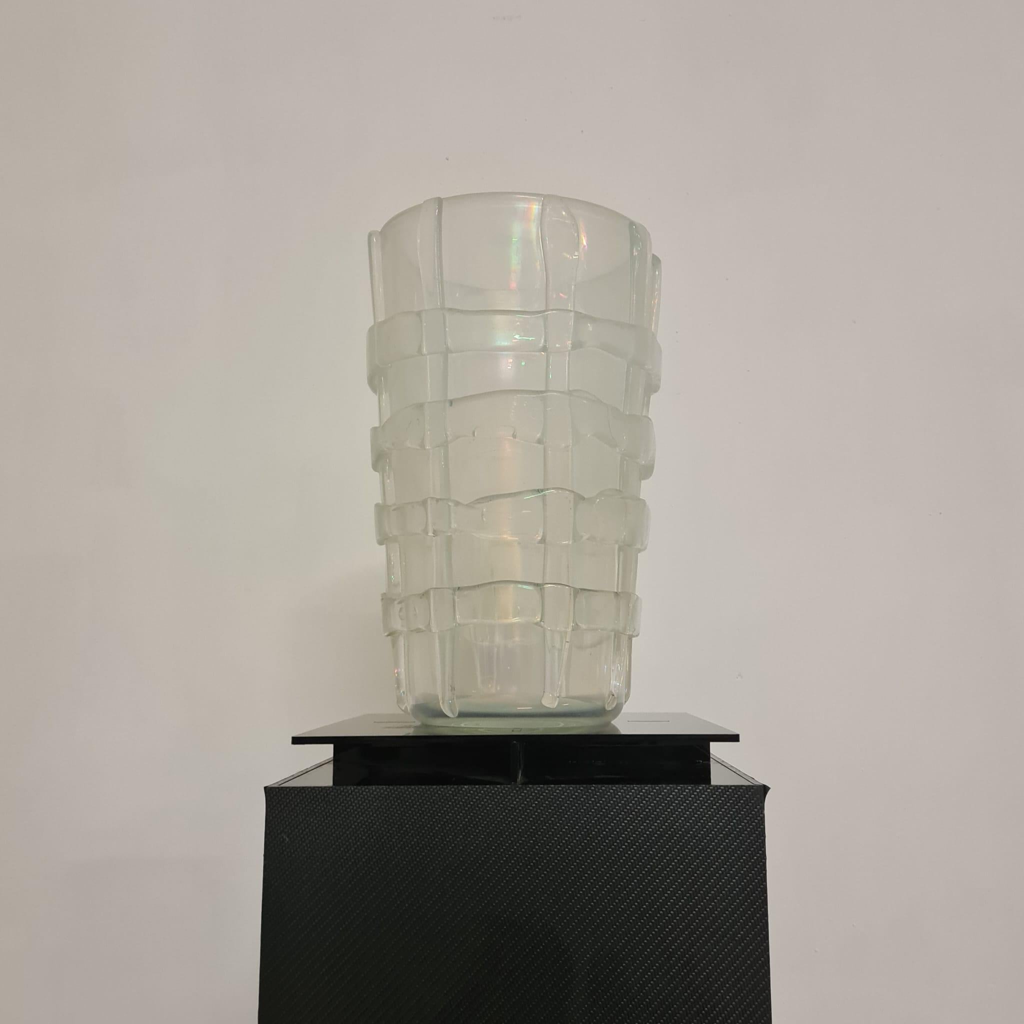 Jarrón de Ercole Barovier Producción Ferro-Toso-Barovier

Gran jarrón cilíndrico de cristal de Murano fuertemente iridiscente con aplicaciones horizontales y verticales.

Un raro jarrón de refinada belleza diseñado por Ercole Barovier en la década