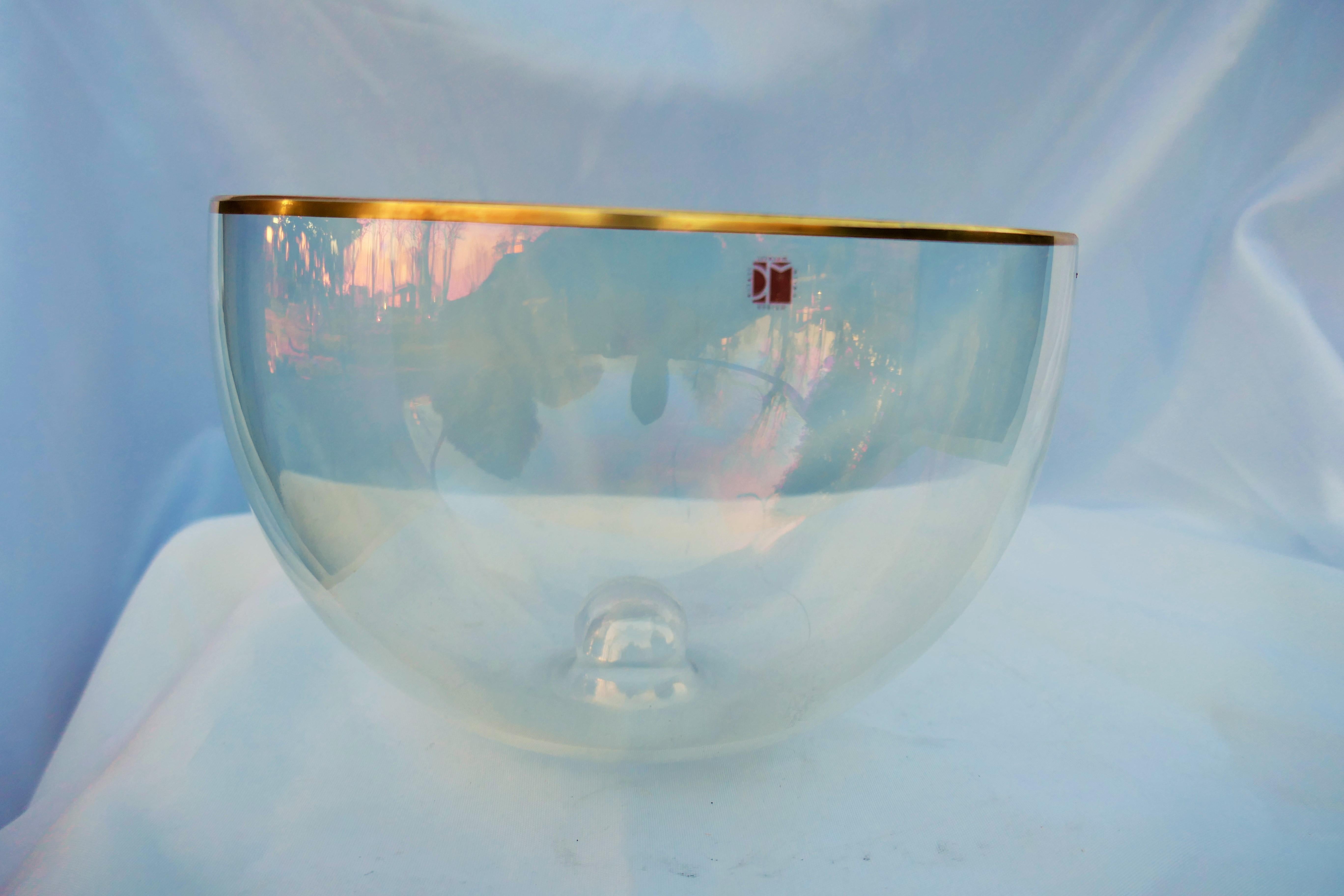 Vaso in vetro iridiscente con bordo in oro, produzione Carlo Moretti.
Buone condizioni
Grazie